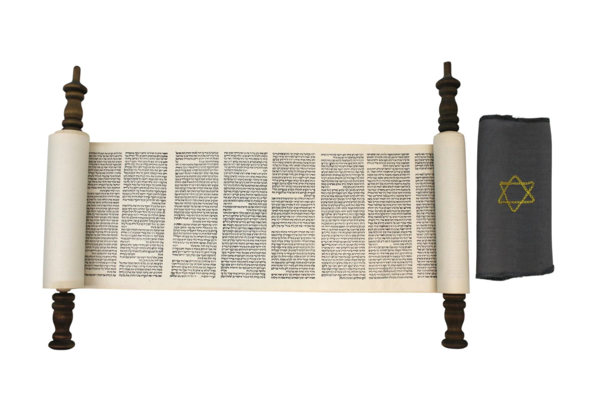 Este rollo de la Torá en miniatura, encantador y rico en historia, fue emitido por קרן קימת לישראל (Keren Kayemeth LeIsrael / Fondo Nacional Judío) a principios del siglo XX como muestra de agradecimiento a un valioso partidario de Nueva York, en