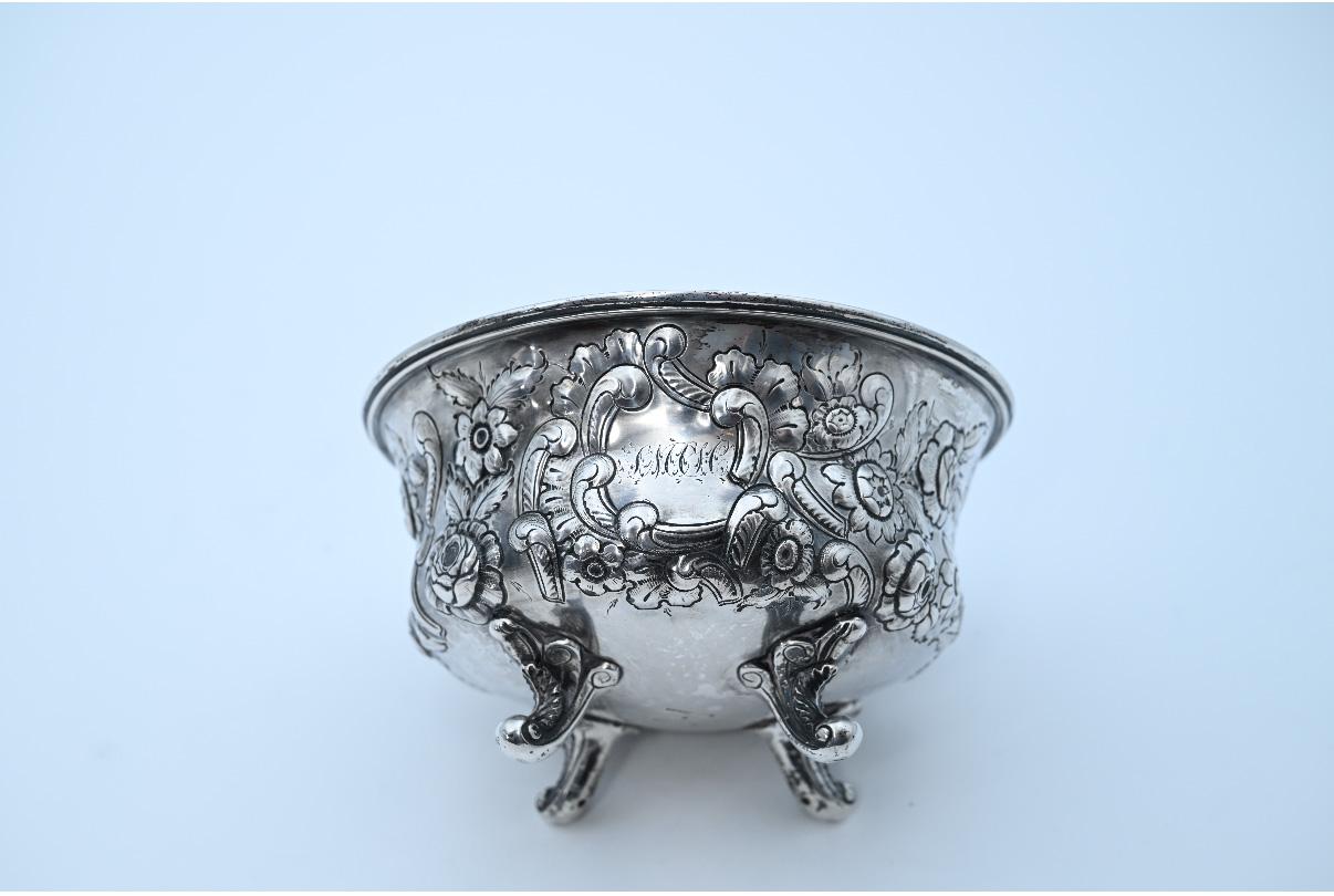 Exemple frappant de l'orfèvrerie américaine du XIXe siècle, cette élégante coupe en argent a été fabriquée à New York par le célèbre orfèvre W. Adams, dont le savoir-faire raffiné est magnifiquement mis en valeur dans ce récipient richement