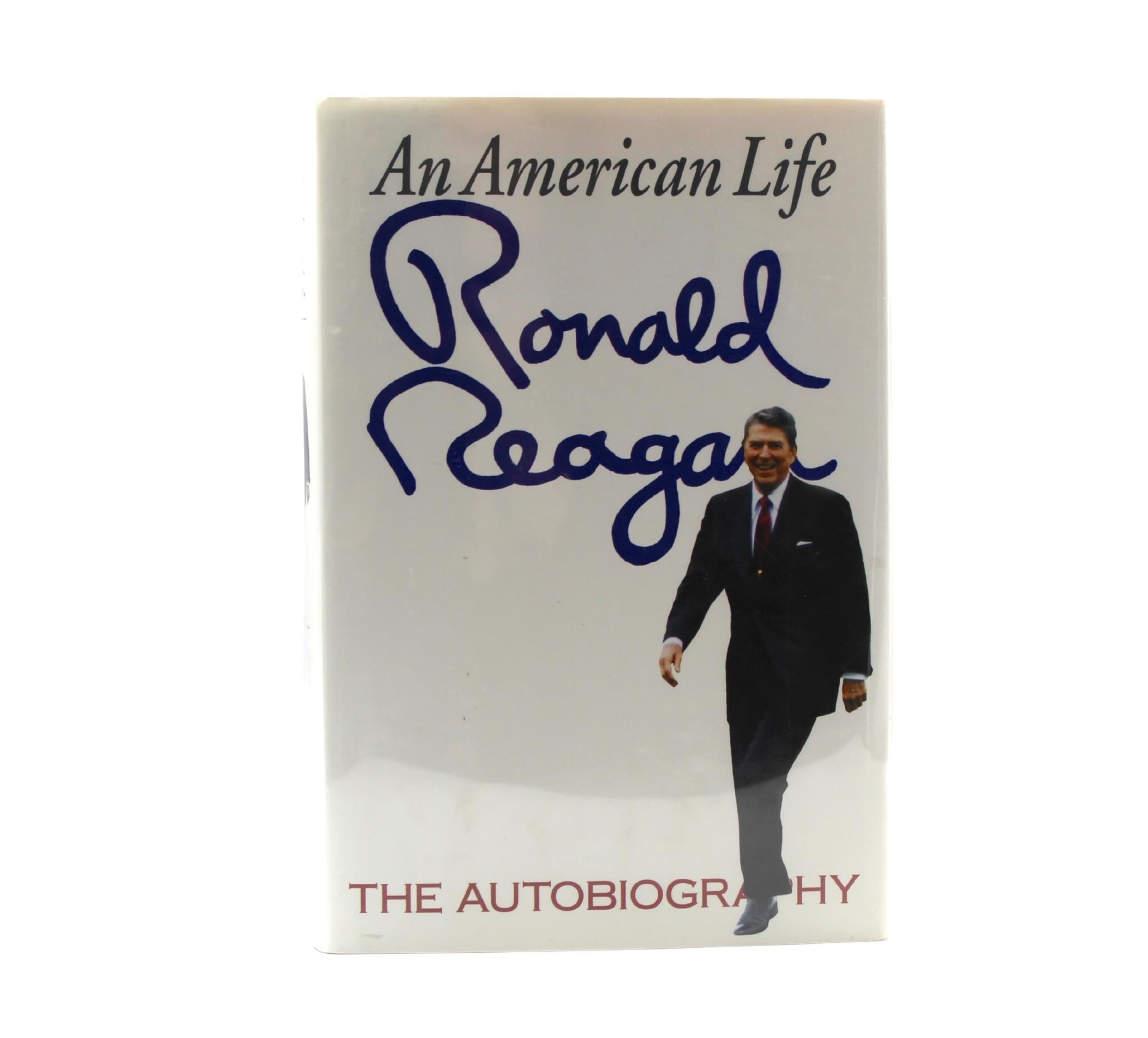 Reagan, Ronald. Una vita americana. New York: Simon and Schuster, [1990]. Prima edizione commerciale. Nel formato originale dell'editore, con dorso in tela blu e tavole rosse, e giacca di polvere non ritirata. Con una targhetta firmata da Ronald