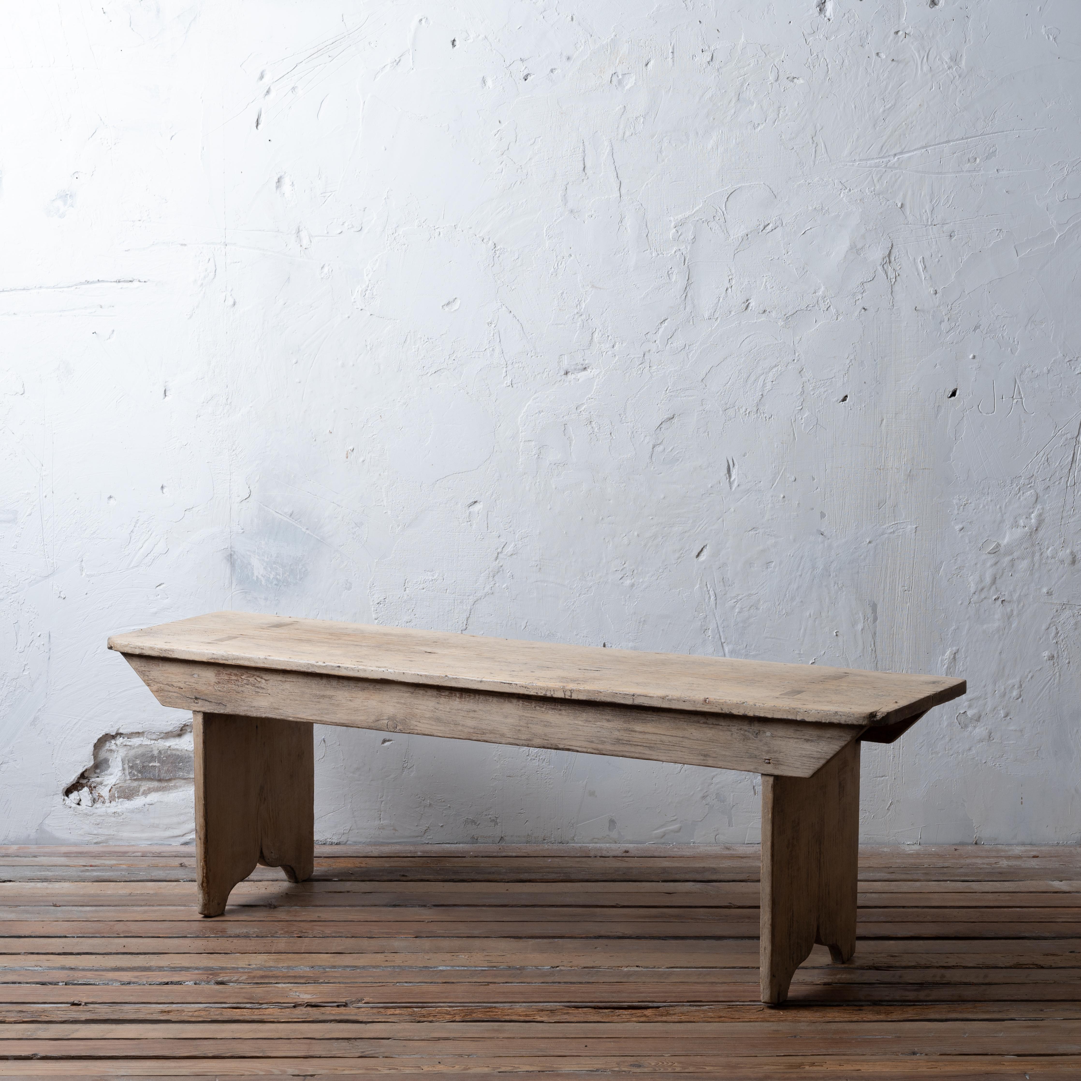 Banc à godets en planches morcelées blanchies, 19e siècle.

56 pouces de large par 14 ½ pouces de profondeur par 18 pouces de hauteur

