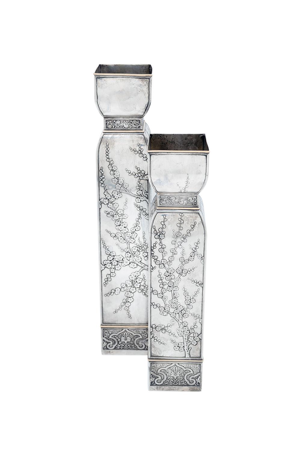 Questo doppio vaso in argento e oro a 14 carati è un notevole esempio di lavorazione dell'argento americano di fine secolo e riflette la forte influenza dell'estetica del design giapponese in Occidente alla fine del secolo.

Formato da una coppia di