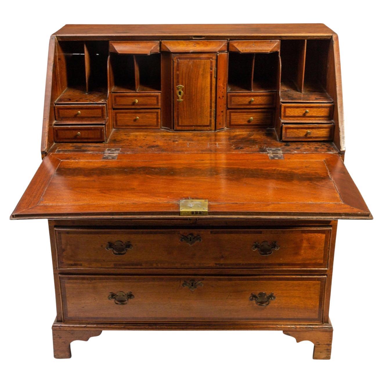 Amerikanischer Schreibtisch mit schräger Front, 19. Jahrhundert, Höhe 44 x Breite 37 x Tiefe 21 Zoll im Angebot