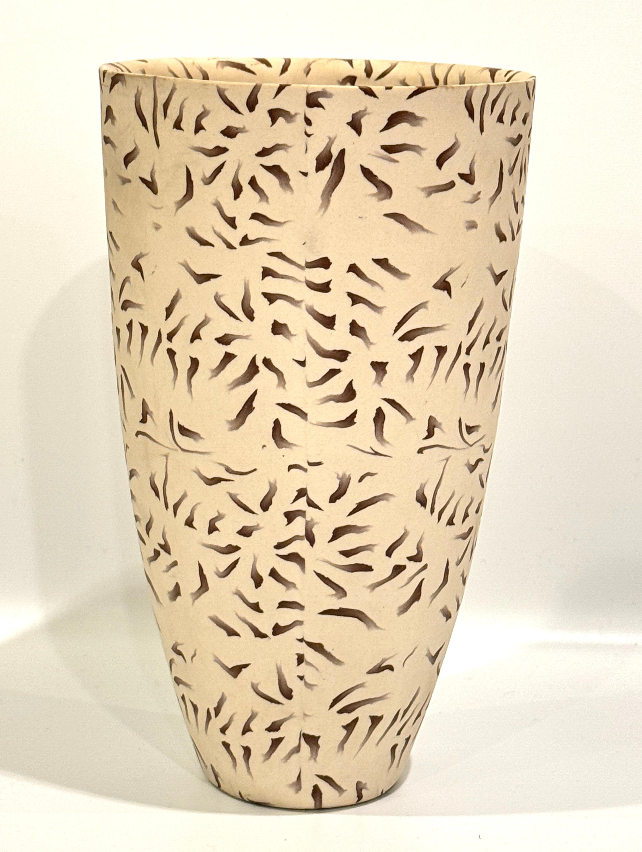 Vase en céramique de l'artisanat américain Studio Craft avec un design inclus. Fabriqué à partir d'une argile incluse conçue à la main avec un motif abstrait, ce magnifique vase a une forme élégante et une finition lisse et mate qui est douce au