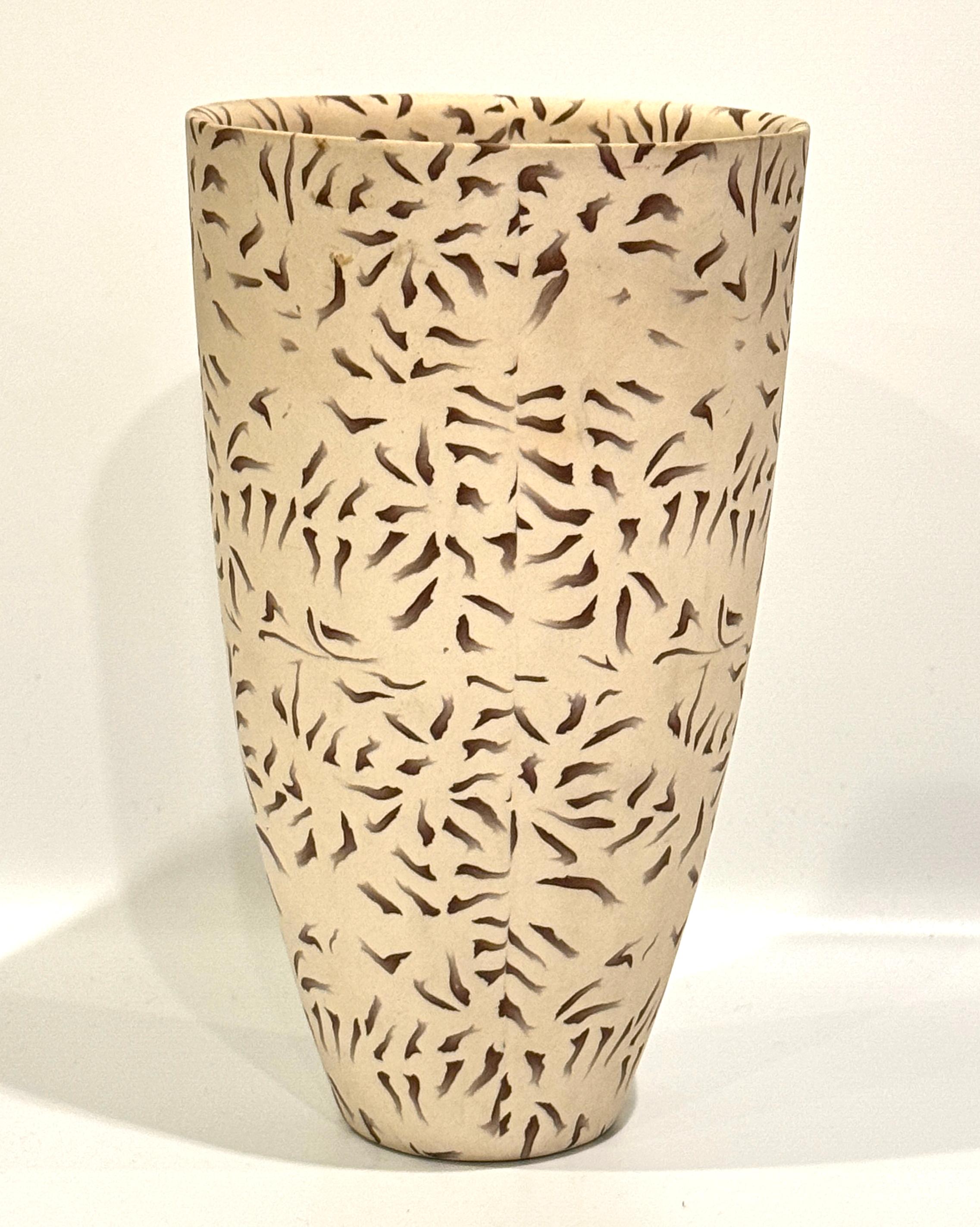 Vase en céramique de style Studio Craft américain avec am designs inclus Bon état - En vente à Philadelphia, PA