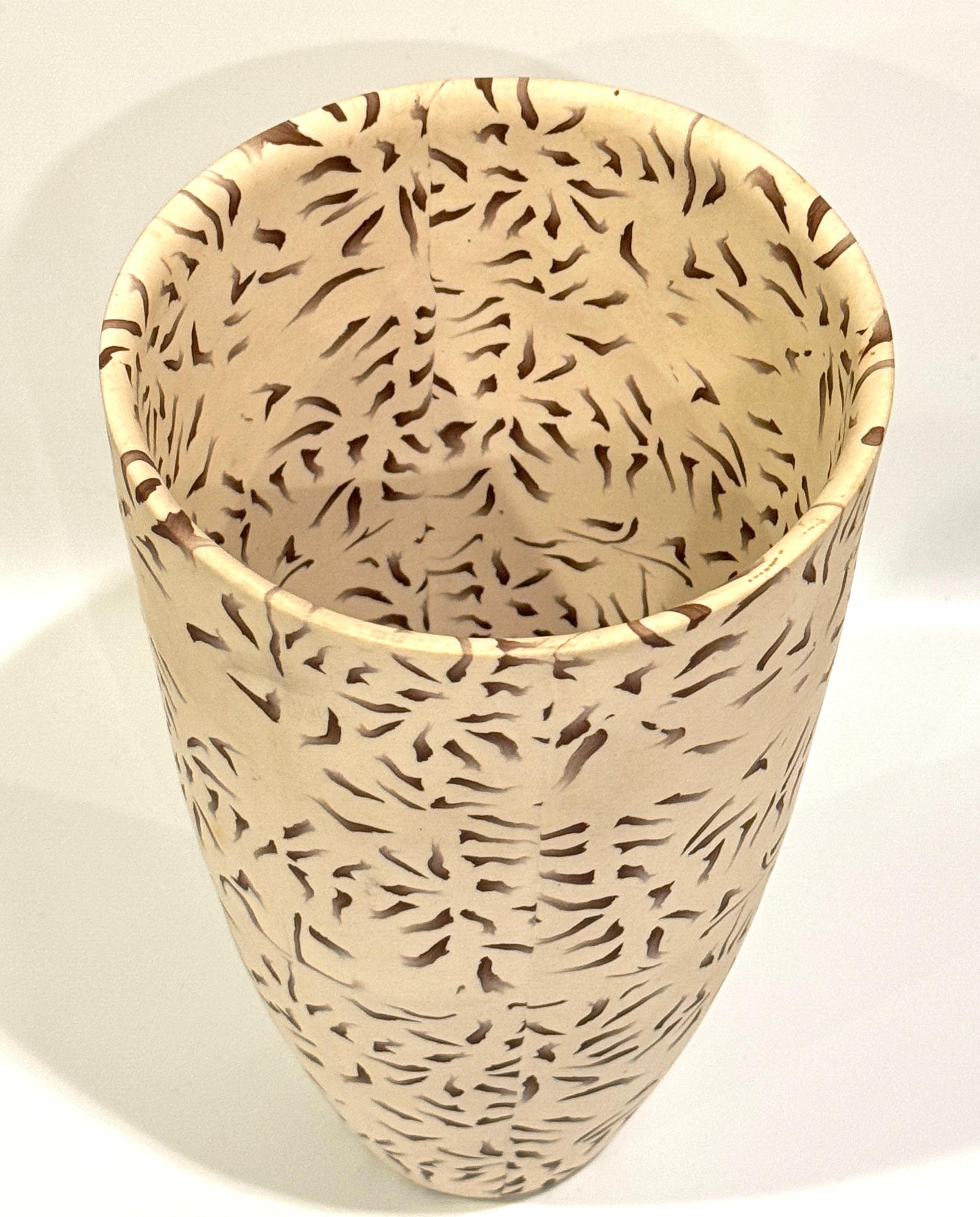 Céramique Vase en céramique de style Studio Craft américain avec am designs inclus en vente