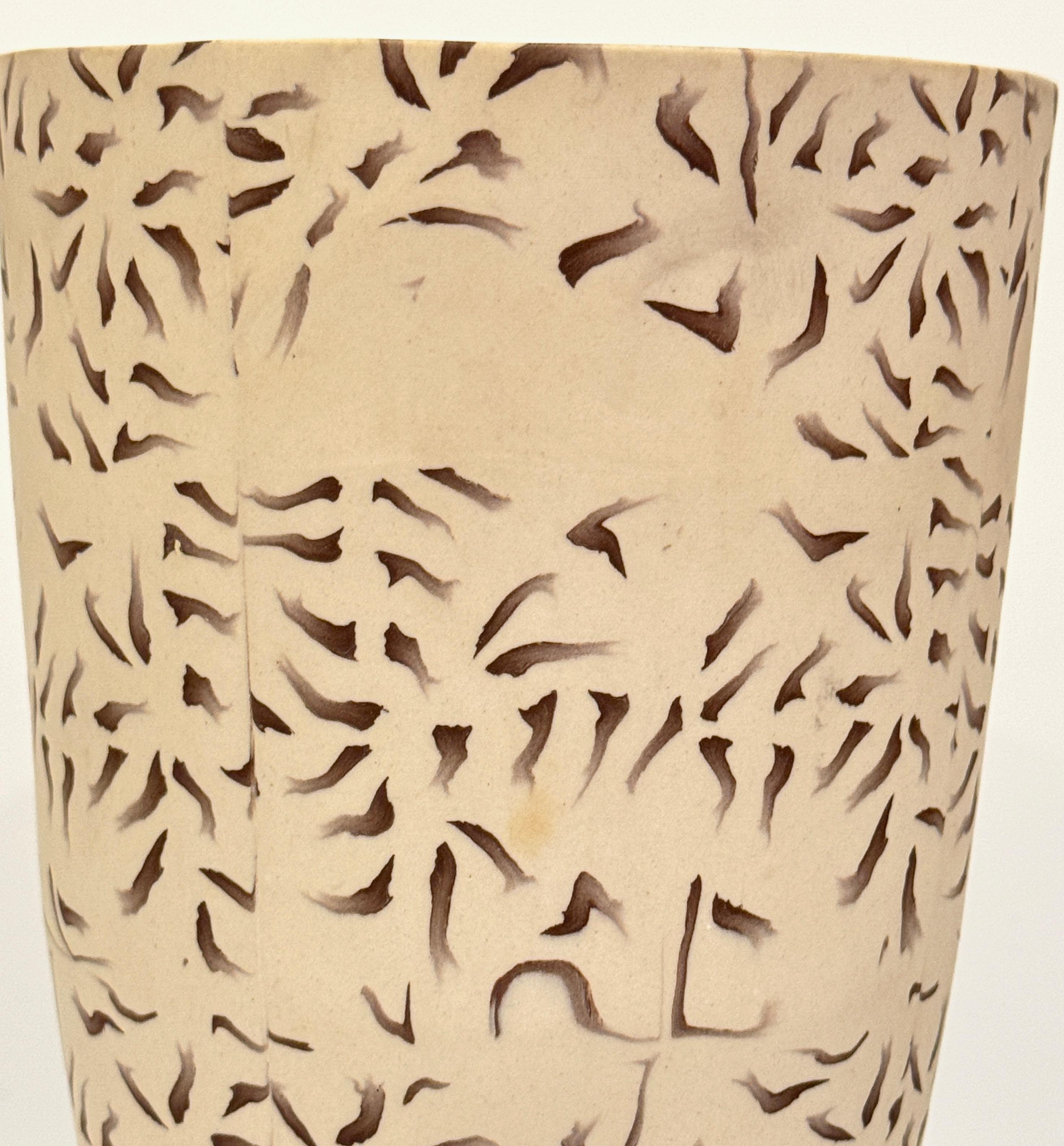 Vase en céramique de style Studio Craft américain avec am designs inclus en vente 1