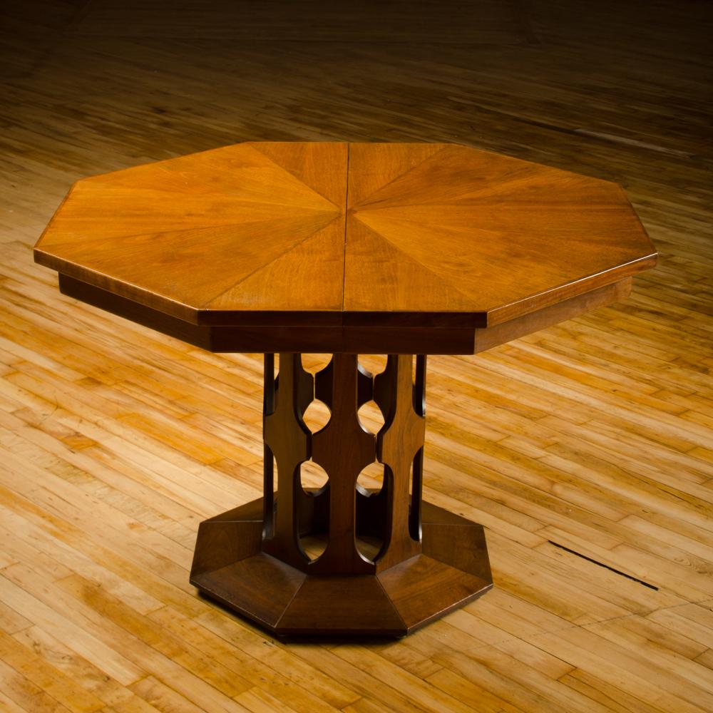 An American Walter Wabash dining room table on a pedestal base of octagonal form with three original leaves circa 1960.
  
