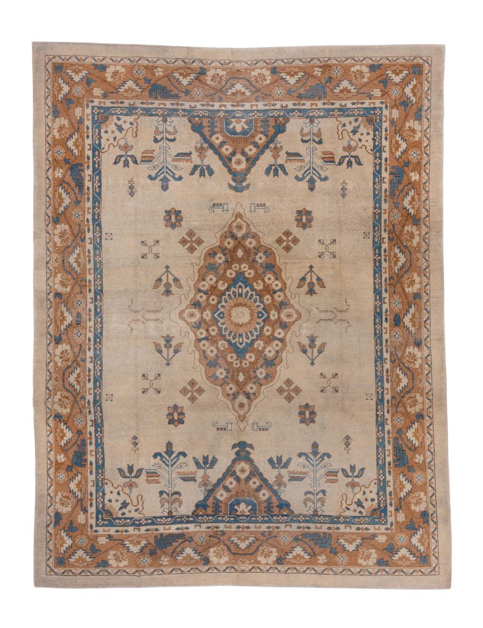 An Amritzar rug circa 1920, hand knotted. Made of 100% wool yarn.