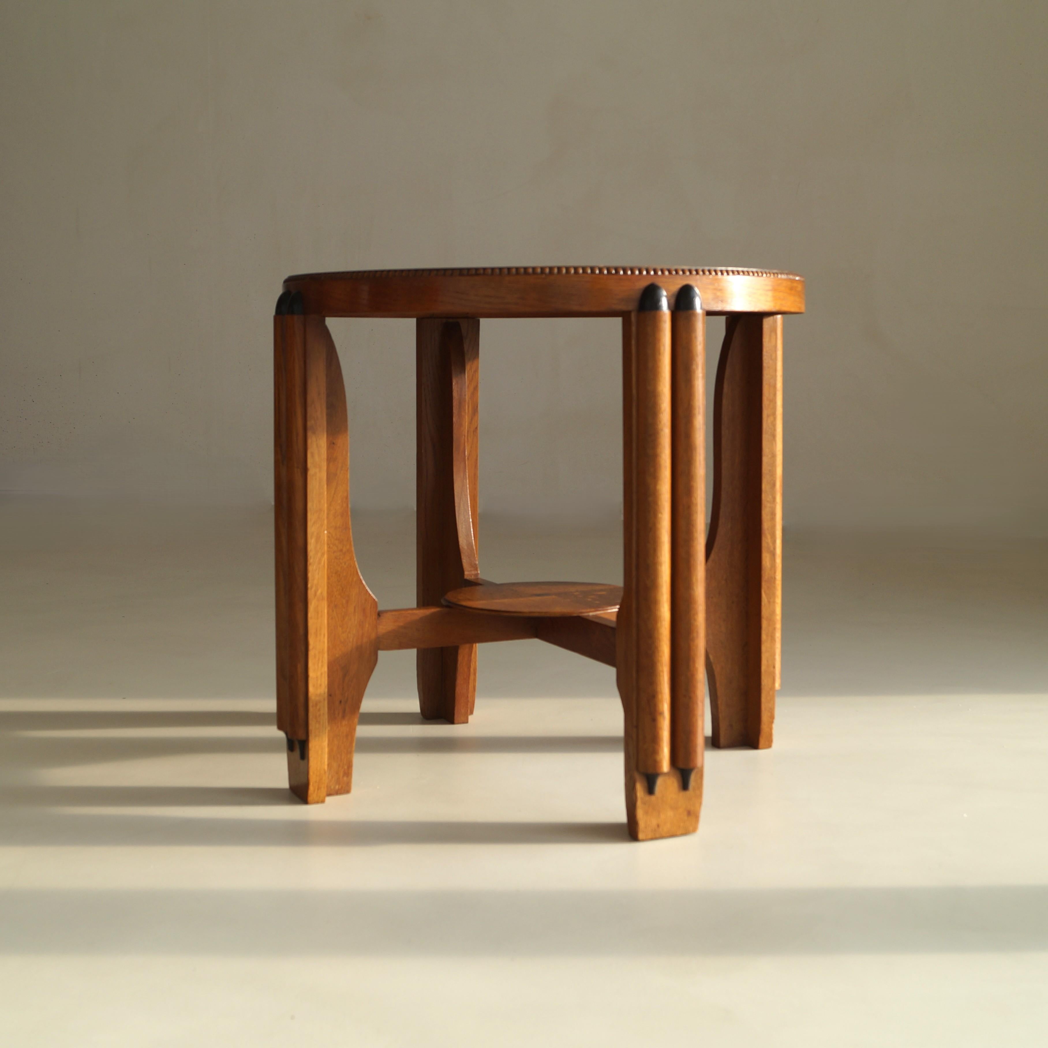 Chêne An Amsterdam School Dutch Art Deco side table, 1920s en vente