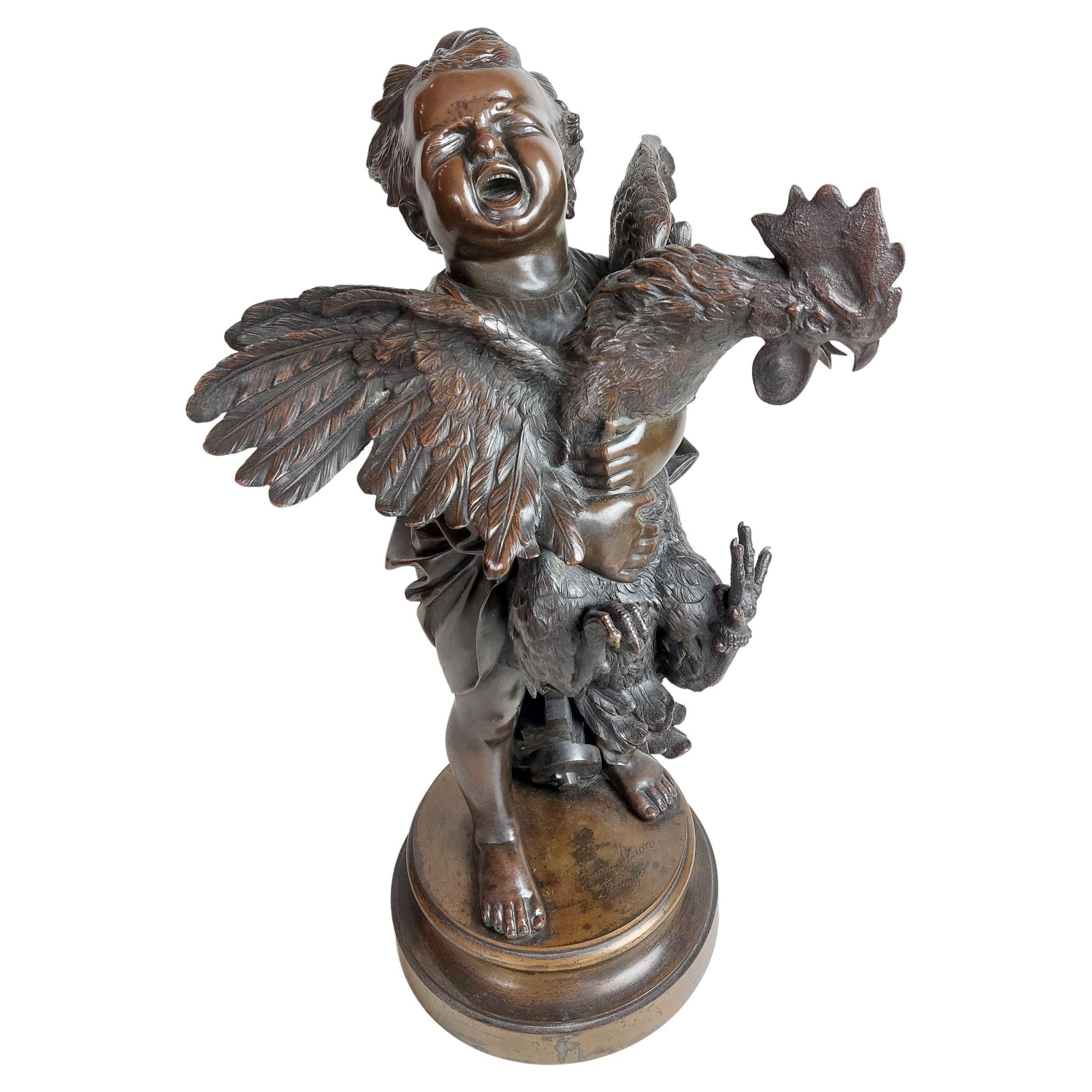 Amusant bronze italien du 19ème siècle représentant un bébé évasé tenant un coq