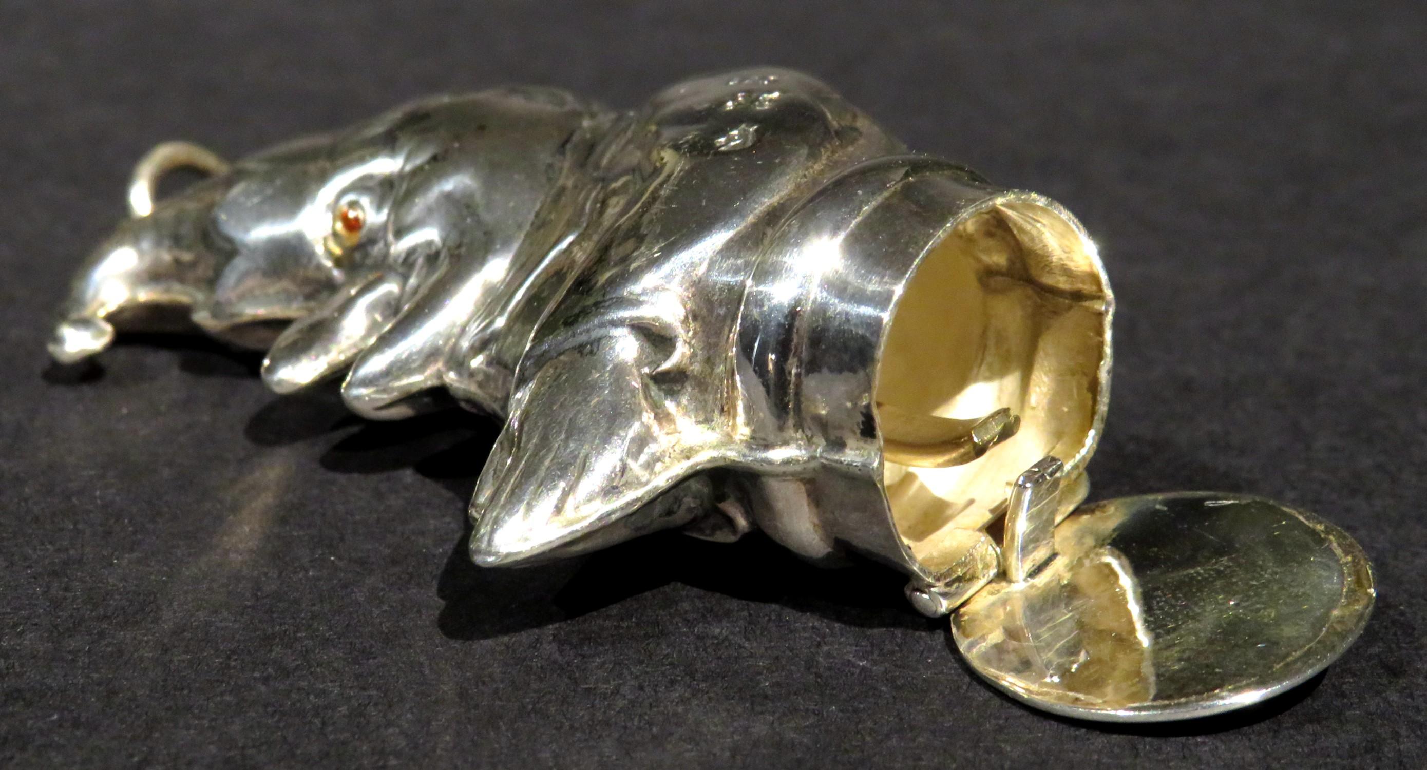 Argento 925 Una divertente valigetta Vesta in argento del XX secolo a forma di Mr. Punch in vendita