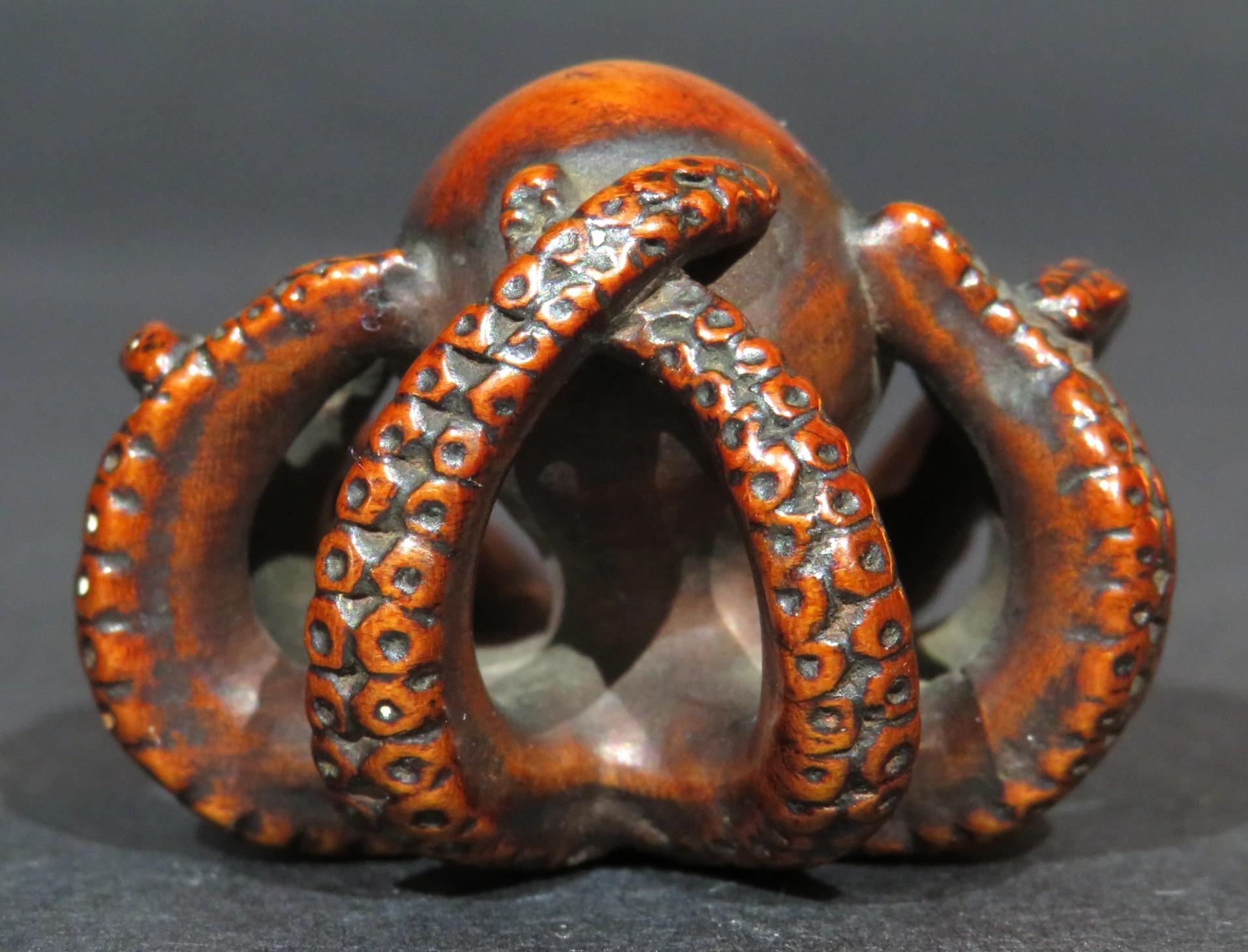 An Amusing Japanese Netsuke in the Form of an Octopus, Taisho Period (1912-1925) In Good Condition For Sale In Ottawa, Ontario