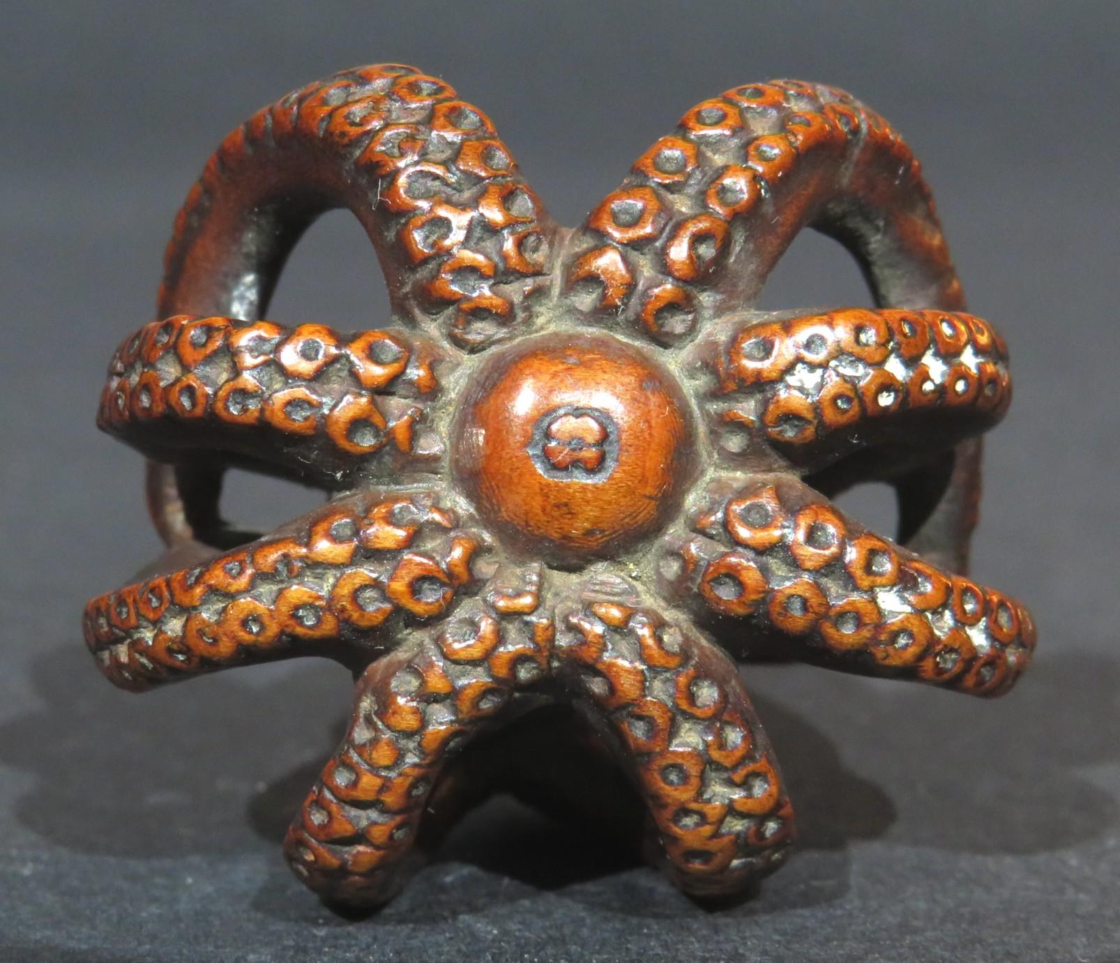 Boxwood An Amusing Japanese Netsuke in the Form of an Octopus, Taisho Period (1912-1925) For Sale