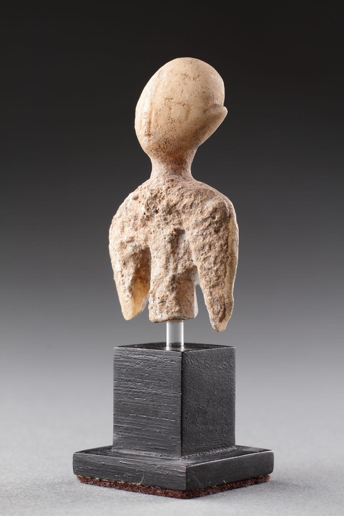 An Anatolian Marble ‘Star Gazer’ Figure In Fair Condition For Sale In London, GB