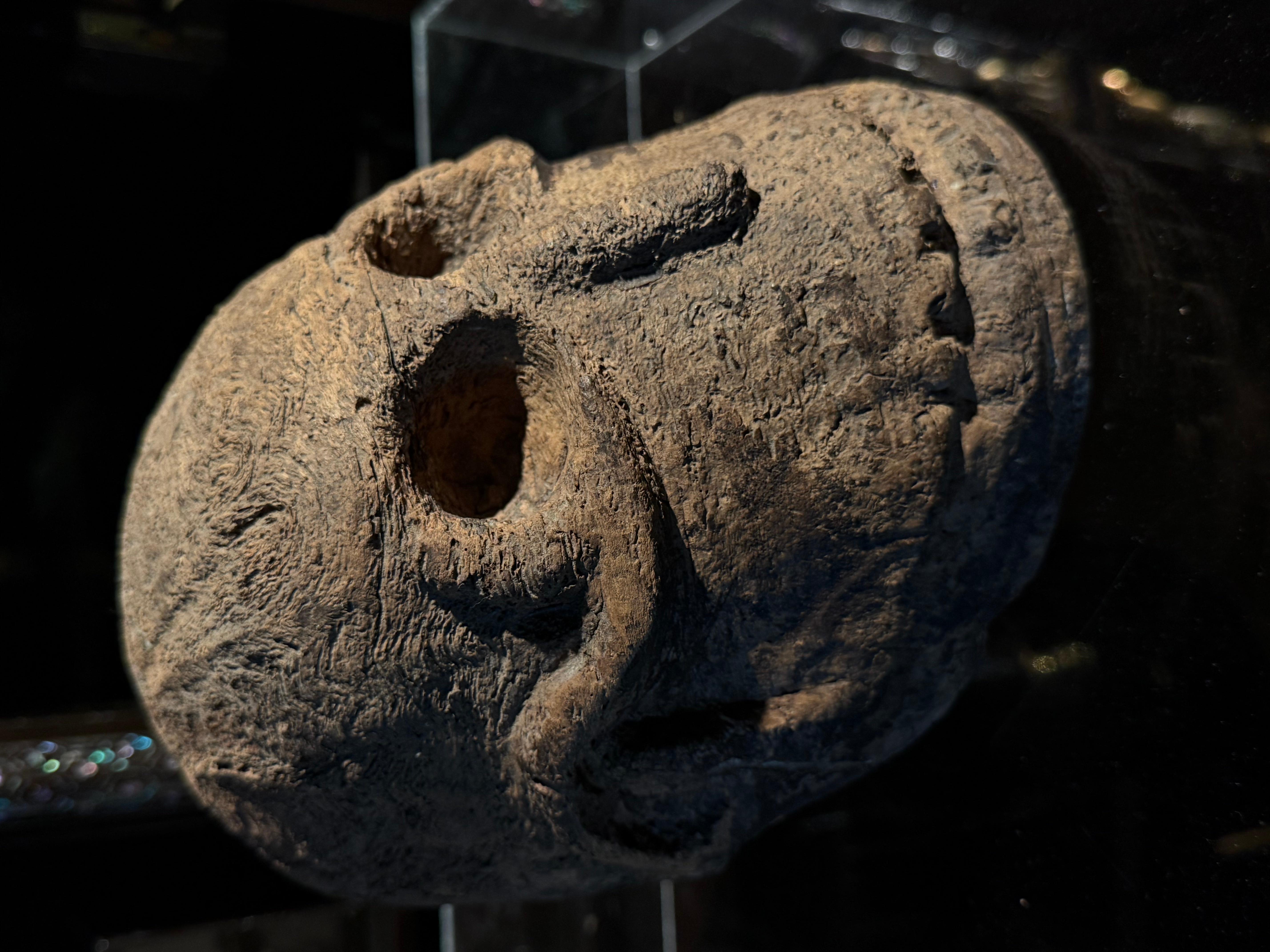 Una antigua cabeza de cazador de cabezas sustituta de madera de Papúa en venta 3