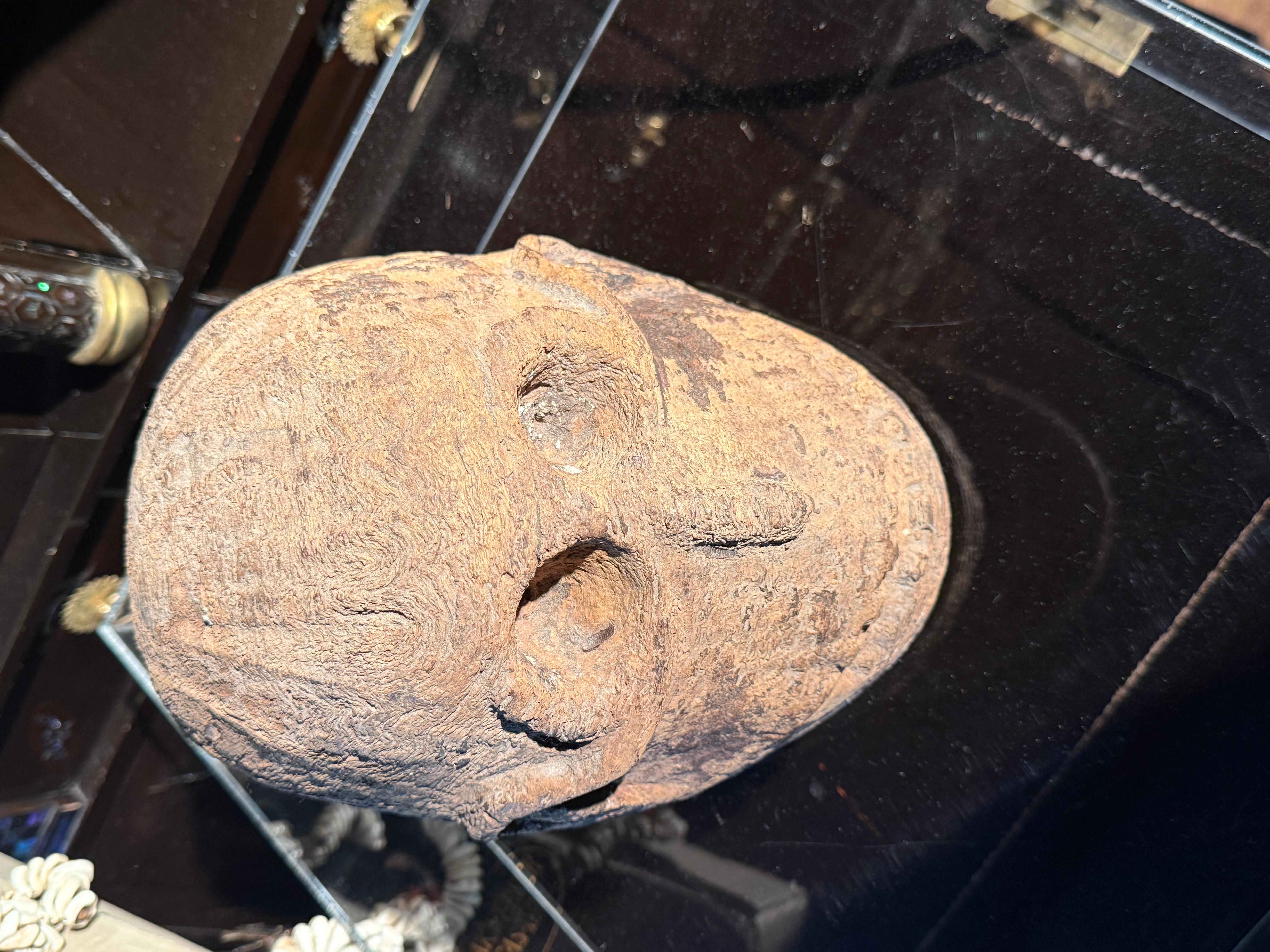Una antigua cabeza de cazador de cabezas sustituta de madera de Papúa Papú neoguineano en venta