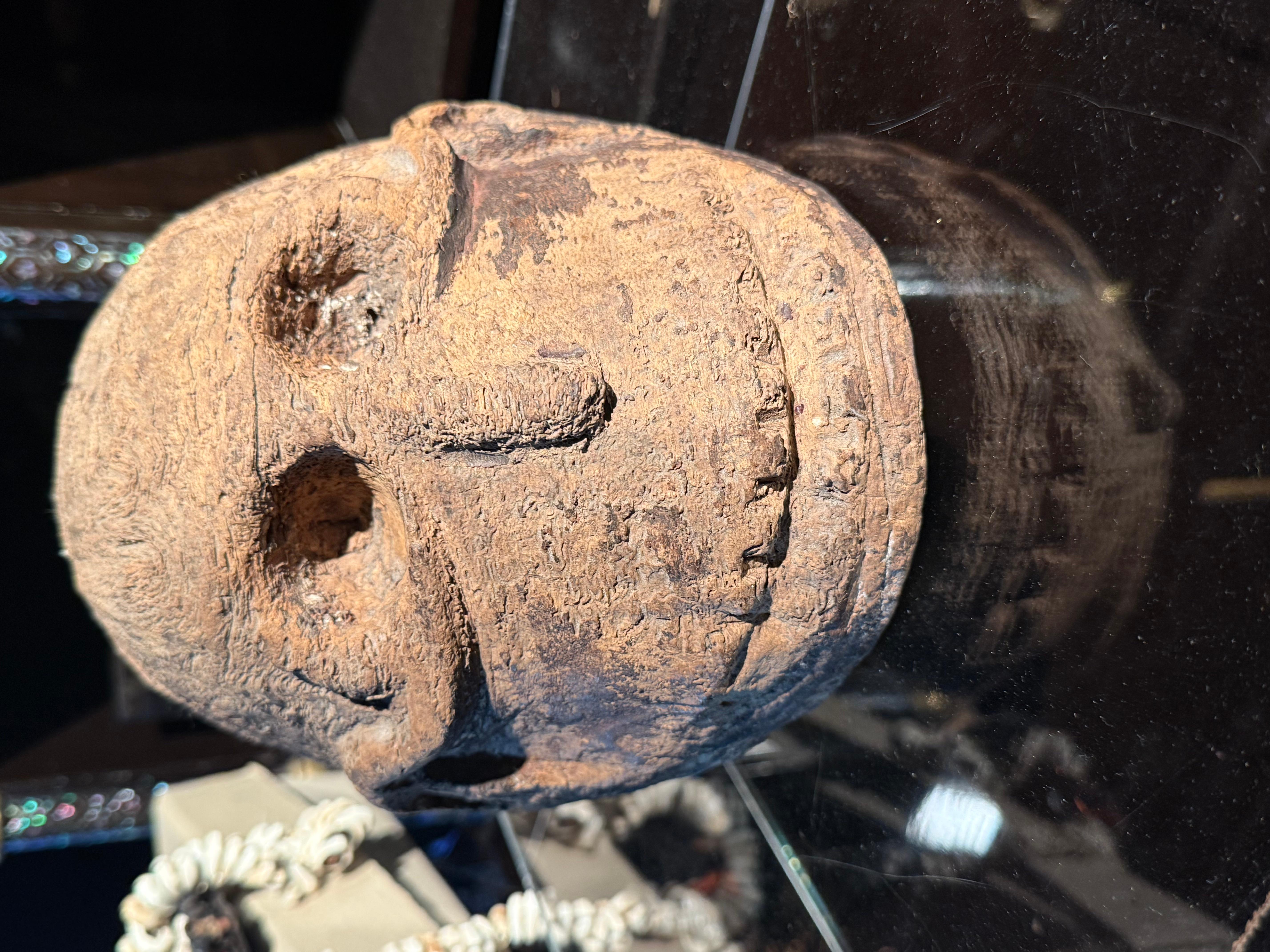 Una antigua cabeza de cazador de cabezas sustituta de madera de Papúa Tallado en venta