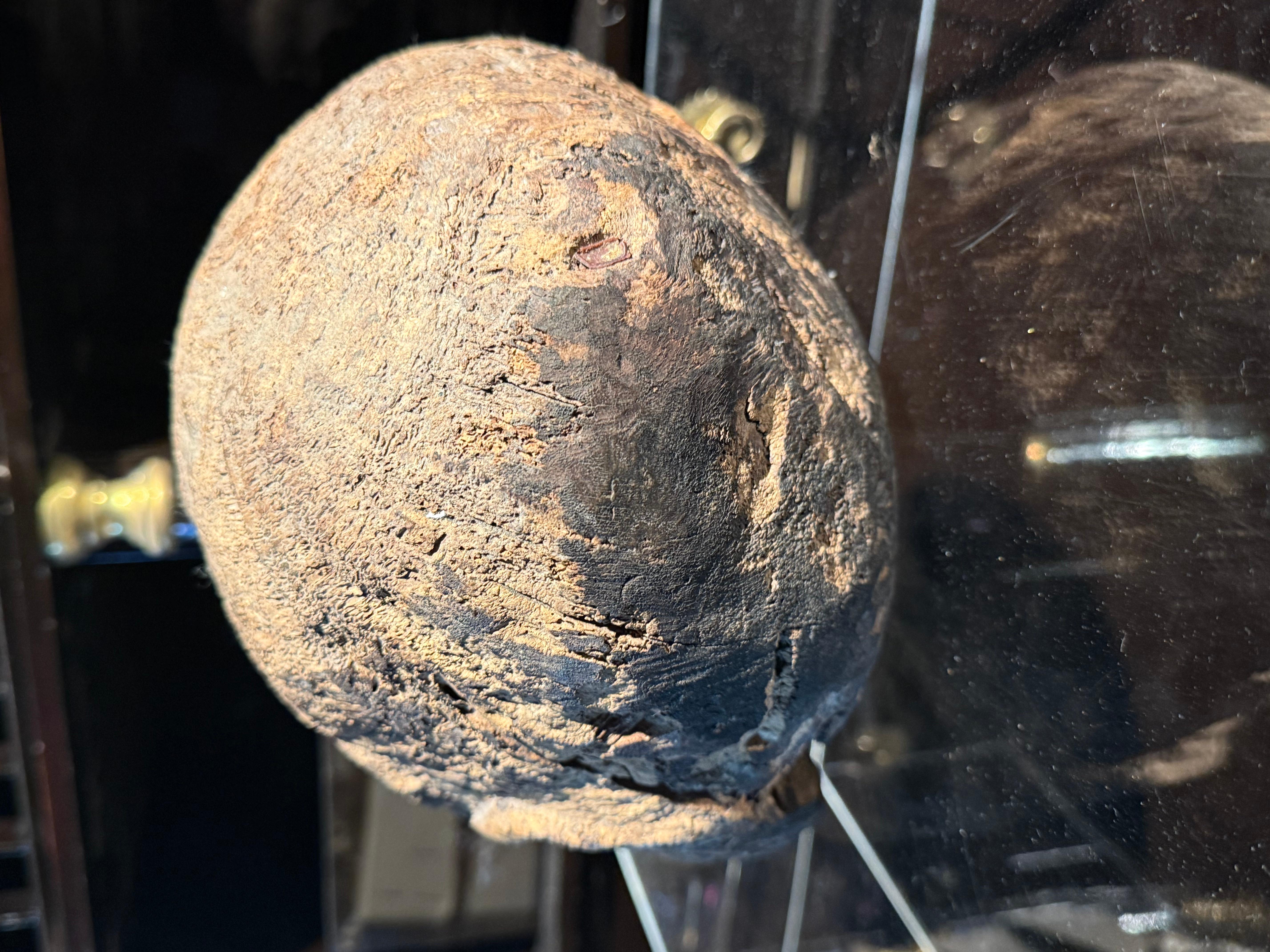 Una antigua cabeza de cazador de cabezas sustituta de madera de Papúa siglo XIX en venta