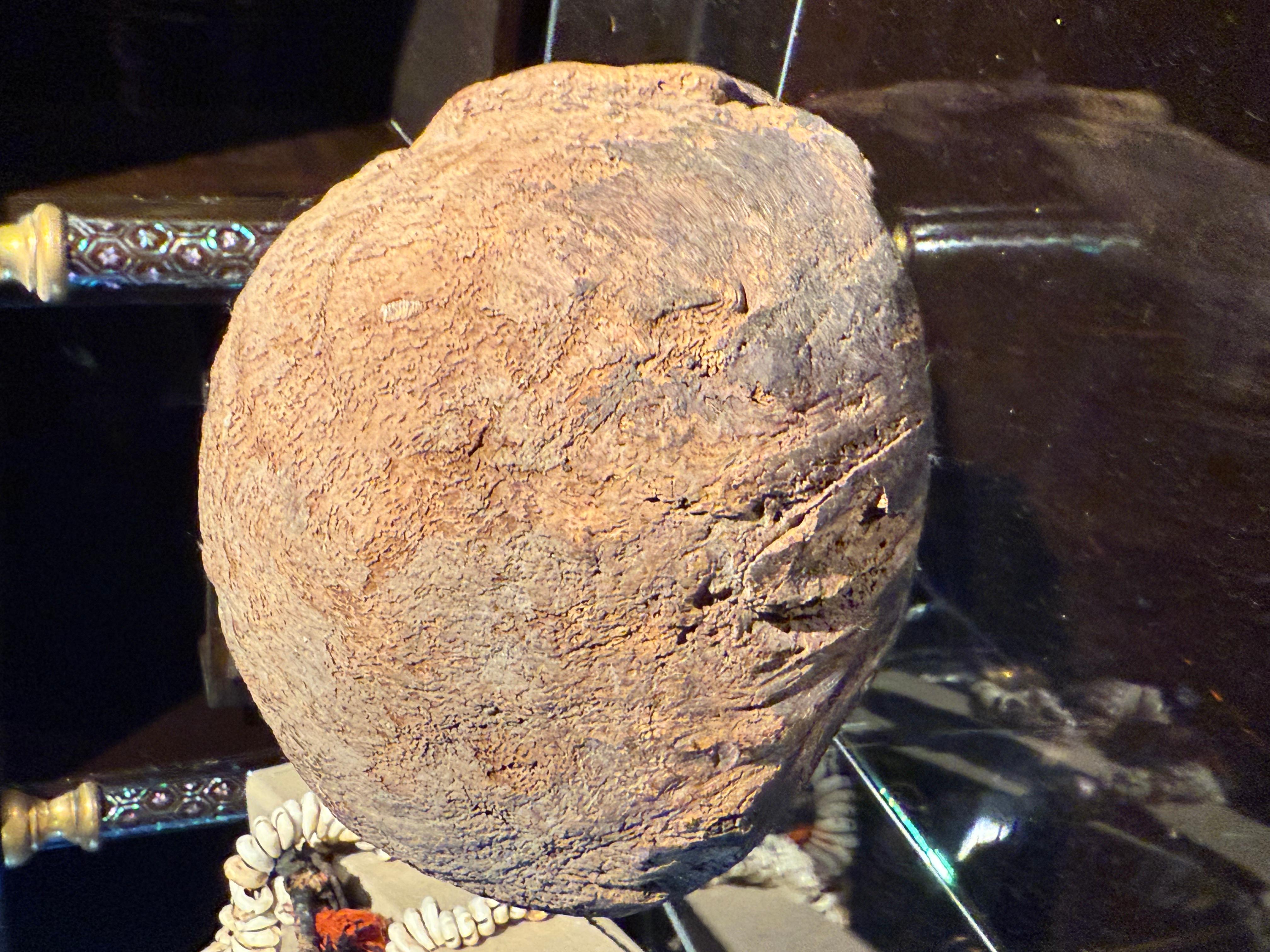 Una antigua cabeza de cazador de cabezas sustituta de madera de Papúa Madera en venta