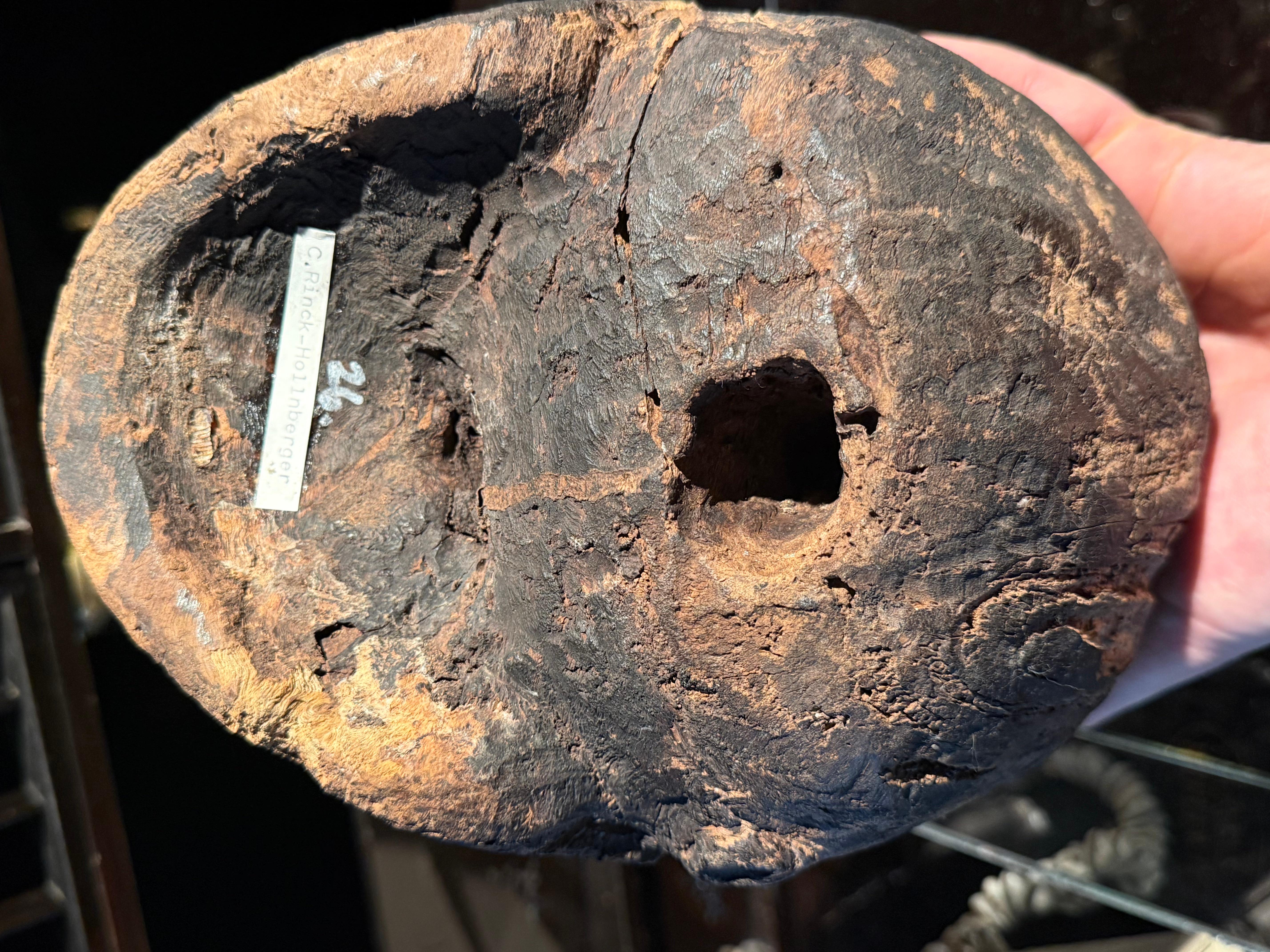 Una antigua cabeza de cazador de cabezas sustituta de madera de Papúa en venta 1