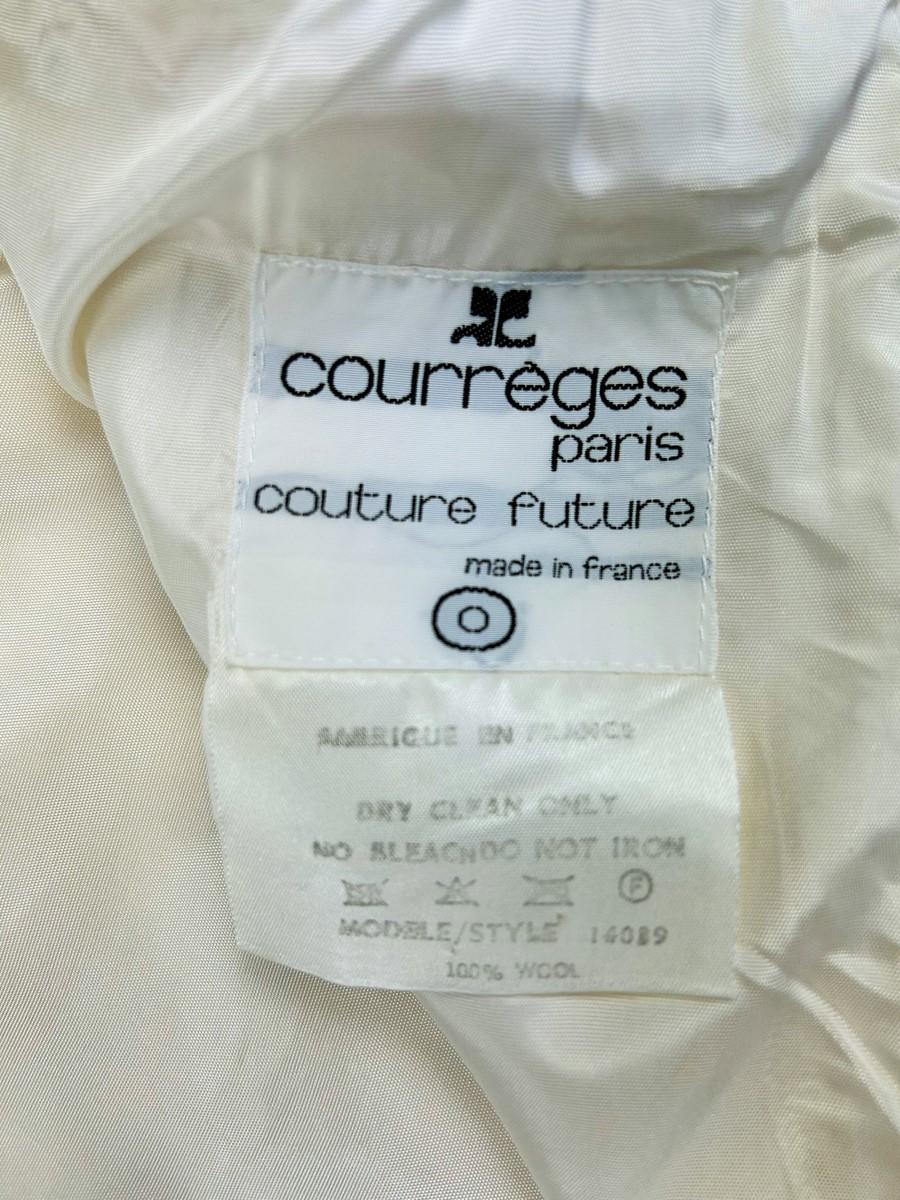 Vers 1968-1970. France
André Courrèges Couture Future robe de jour en jersey épais beige datant de la fin des années 1960. Coupe droite sans manches à taille haute, décolleté en V et patte de boutonnage sous le buste avec le célèbre logo Courrèges