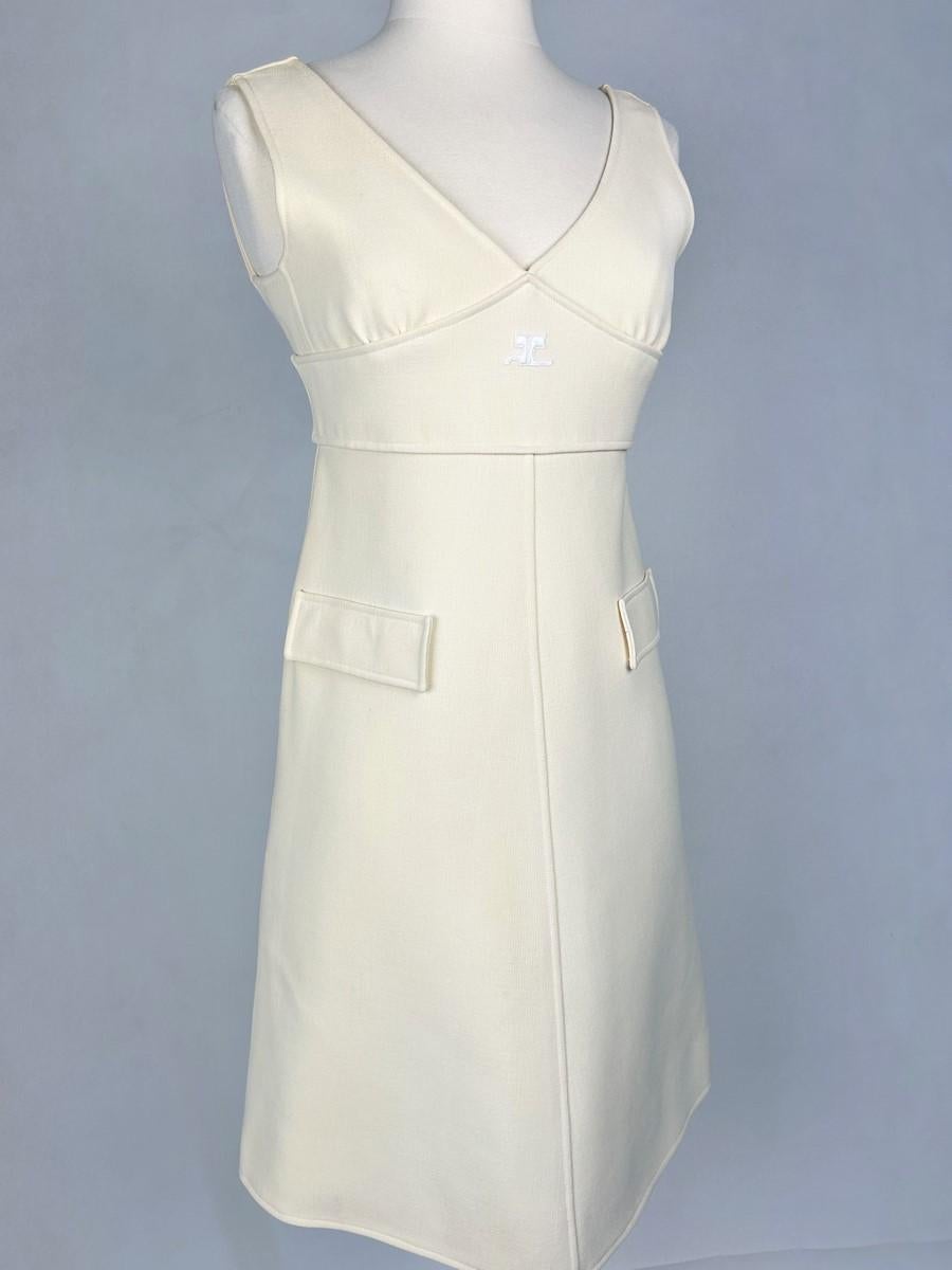 An André Courrèges Couture Future beige jersey mini dress - French Circa 1970 In Good Condition For Sale In Toulon, FR