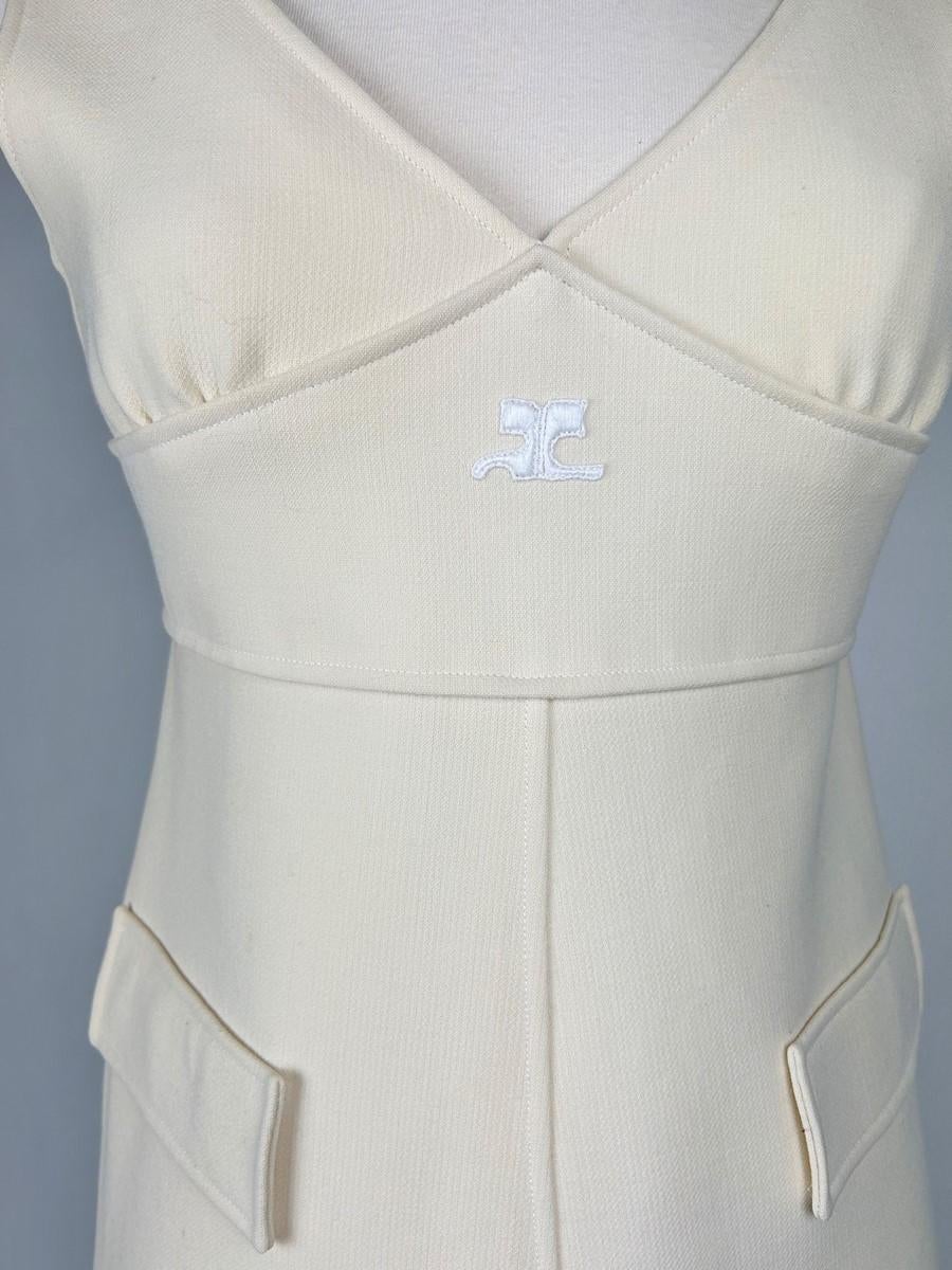 Une mini robe en jersey beige André Courrèges Future - Français Circa 1970 Pour femmes en vente