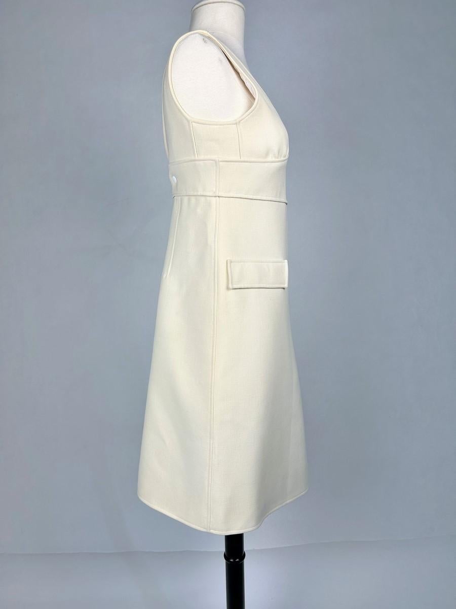 Une mini robe en jersey beige André Courrèges Future - Français Circa 1970 en vente 1
