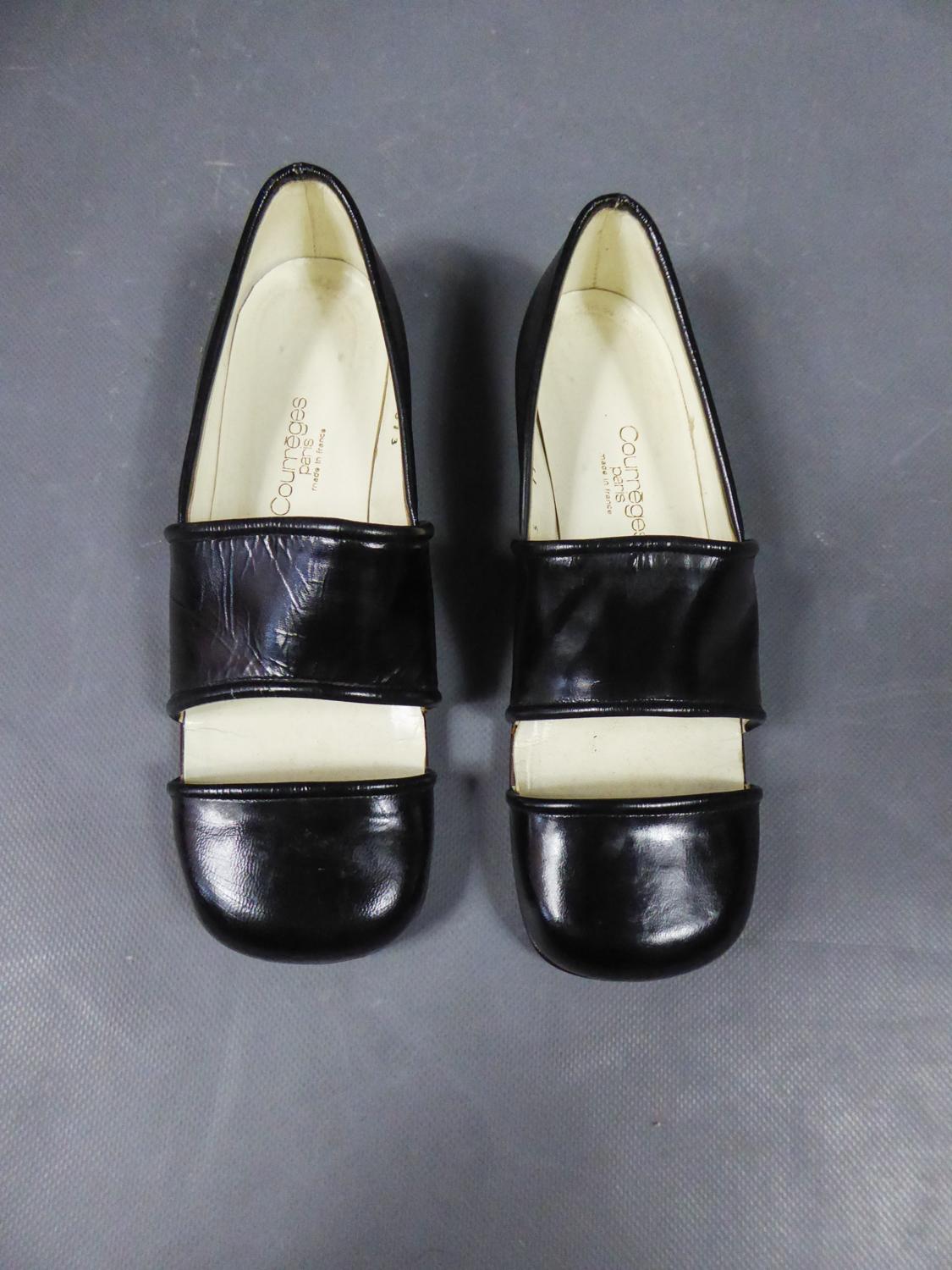 Circa 1967/1970
France

Pair of André Courrèges Haute Couture shoes in  black leather from the late 1960s. Minimalist shaoe at the Courrèges inspired by the Poulbots of this period or men' s fashion of Derby. Mini shoes lift and rounded ends. Inside