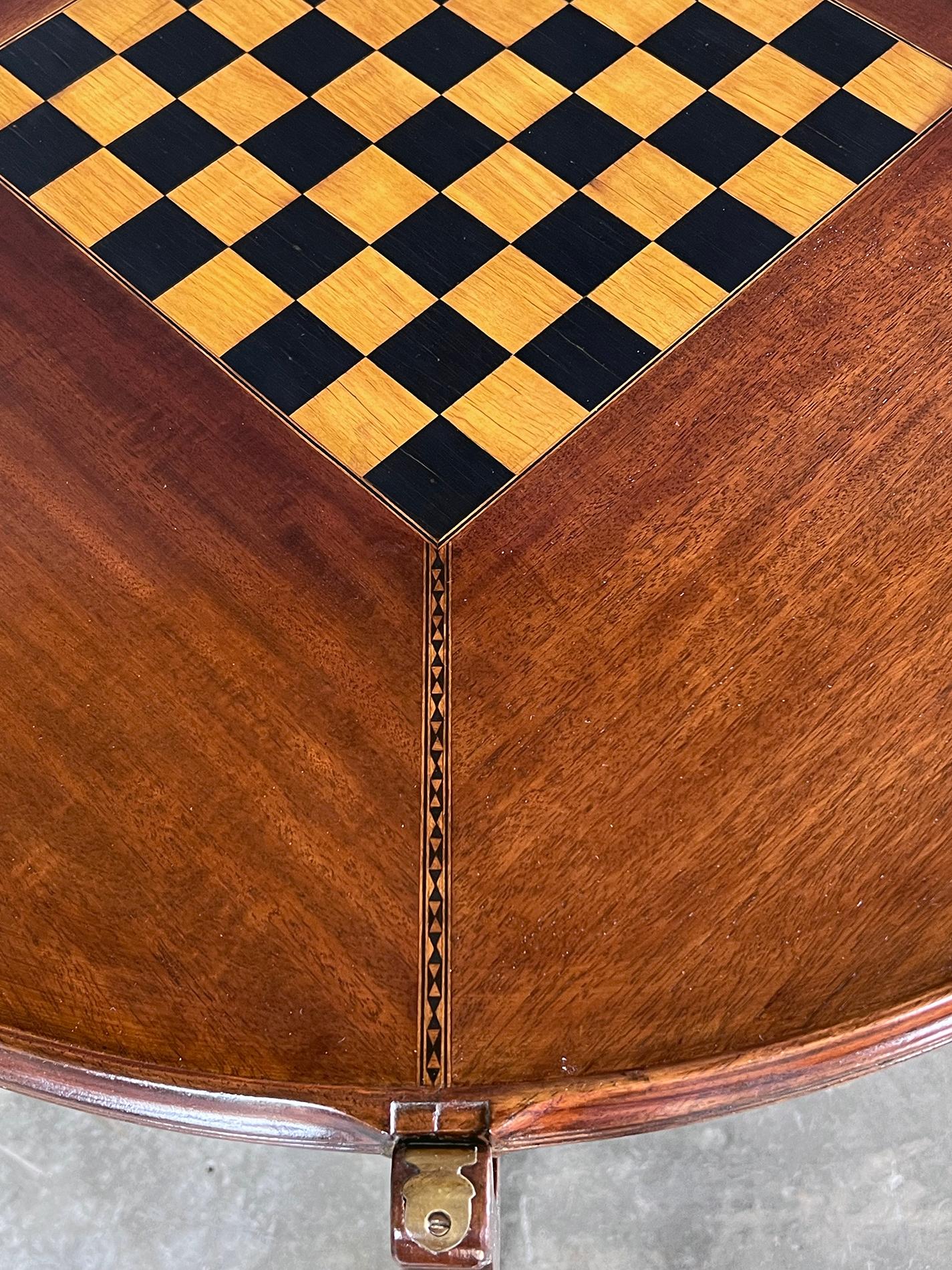 Table de jeu circulaire anglo-indienne marquetée avec plateau rabattable à charnière en vente 2