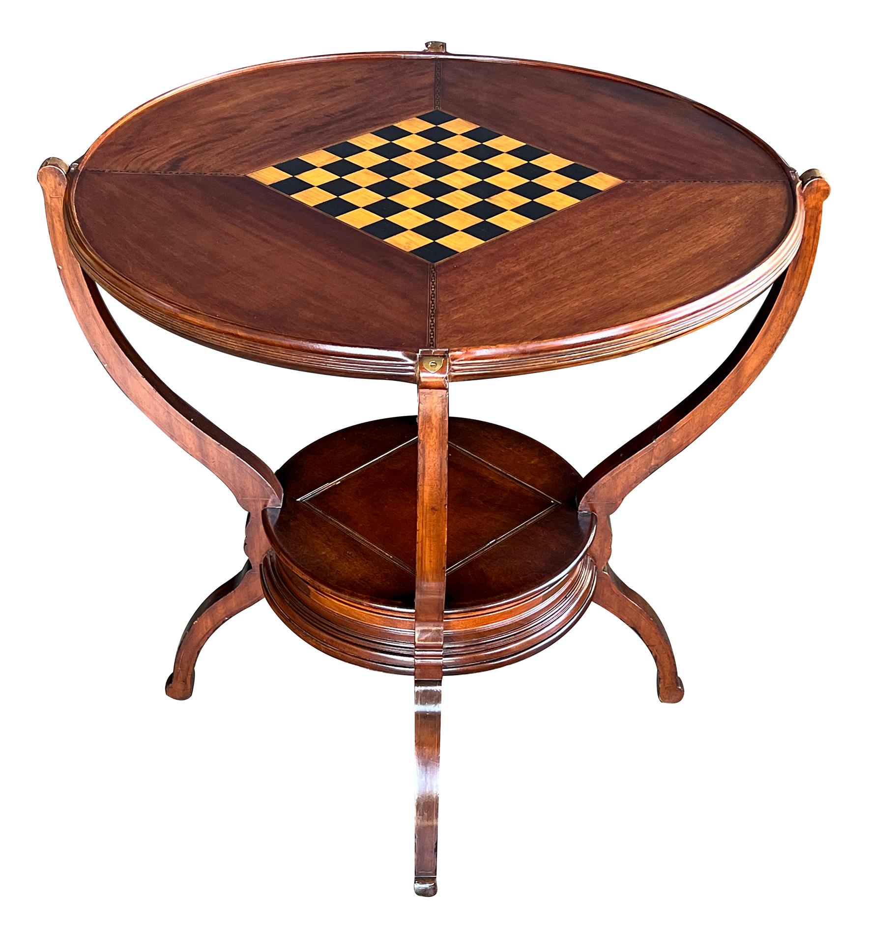 Anglo-indien Table de jeu circulaire anglo-indienne marquetée avec plateau rabattable à charnière en vente