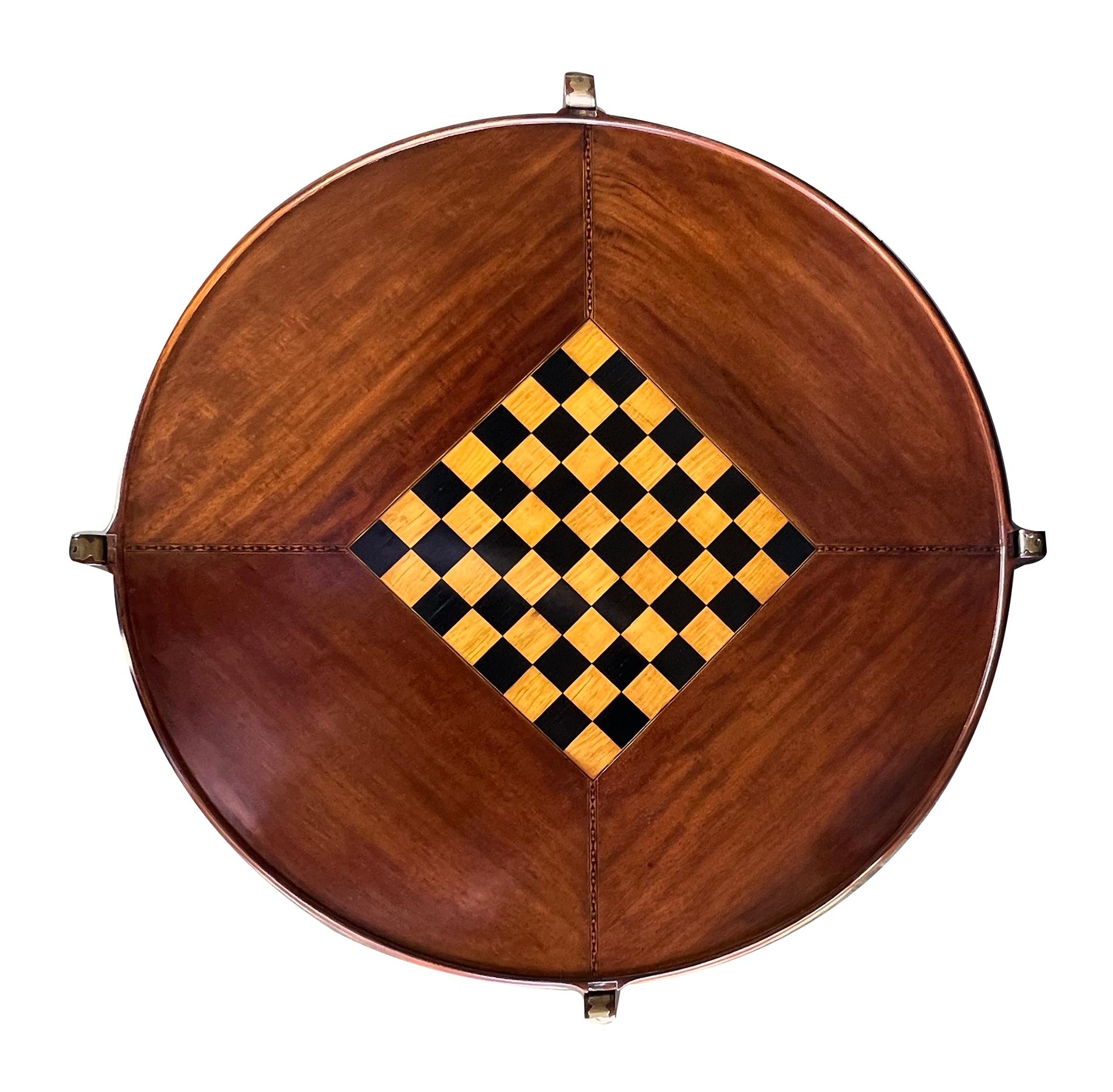 Incrusté Table de jeu circulaire anglo-indienne marquetée avec plateau rabattable à charnière en vente