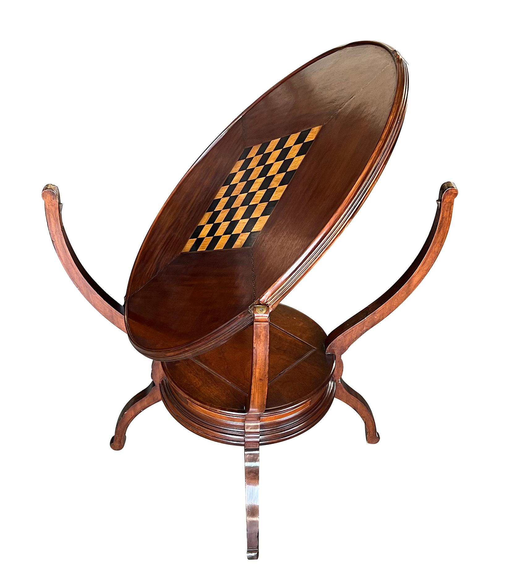 Table de jeu circulaire anglo-indienne marquetée avec plateau rabattable à charnière en vente 1