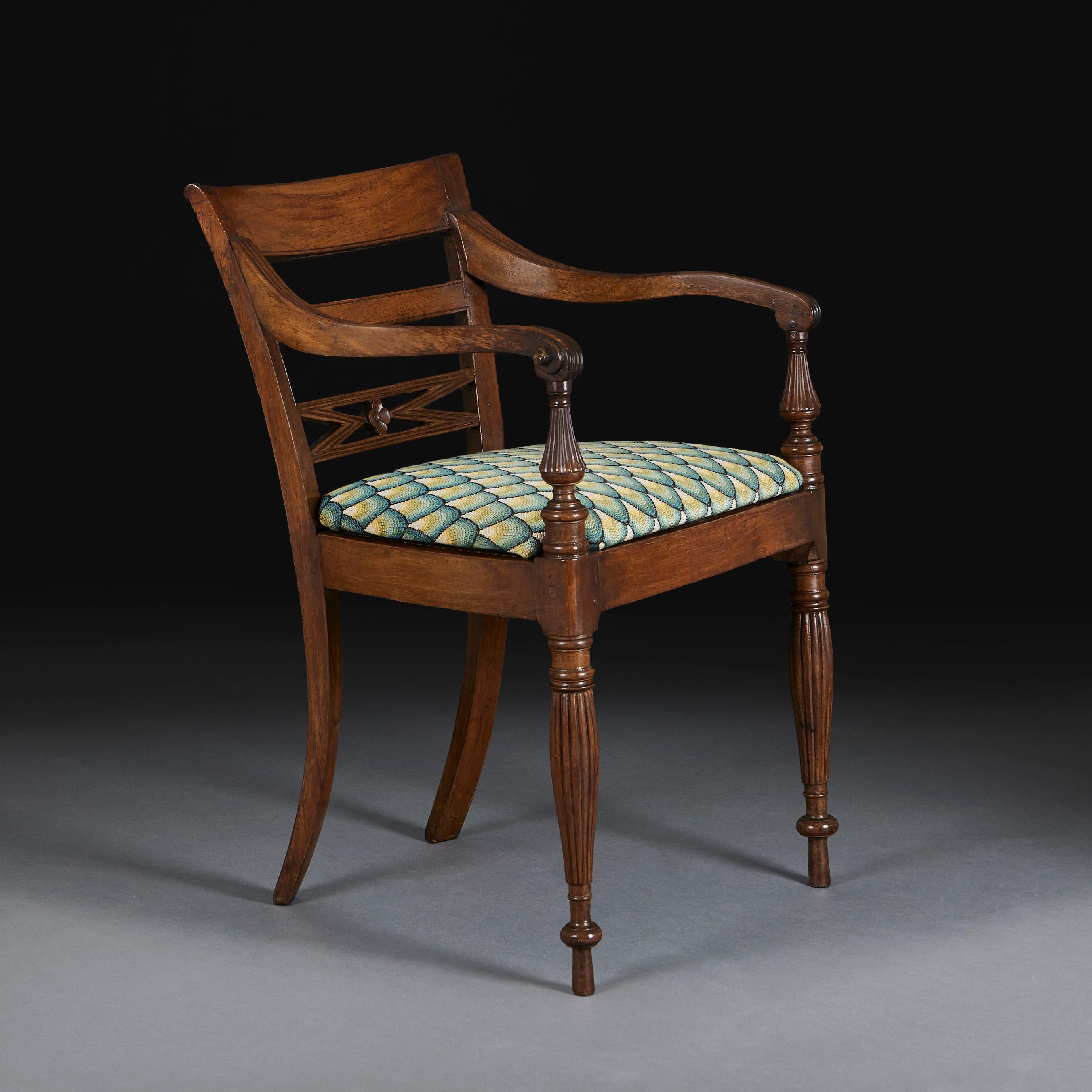 Sculpté Chaise de bureau anglo-indienne avec assise en forme d'écailles de poisson