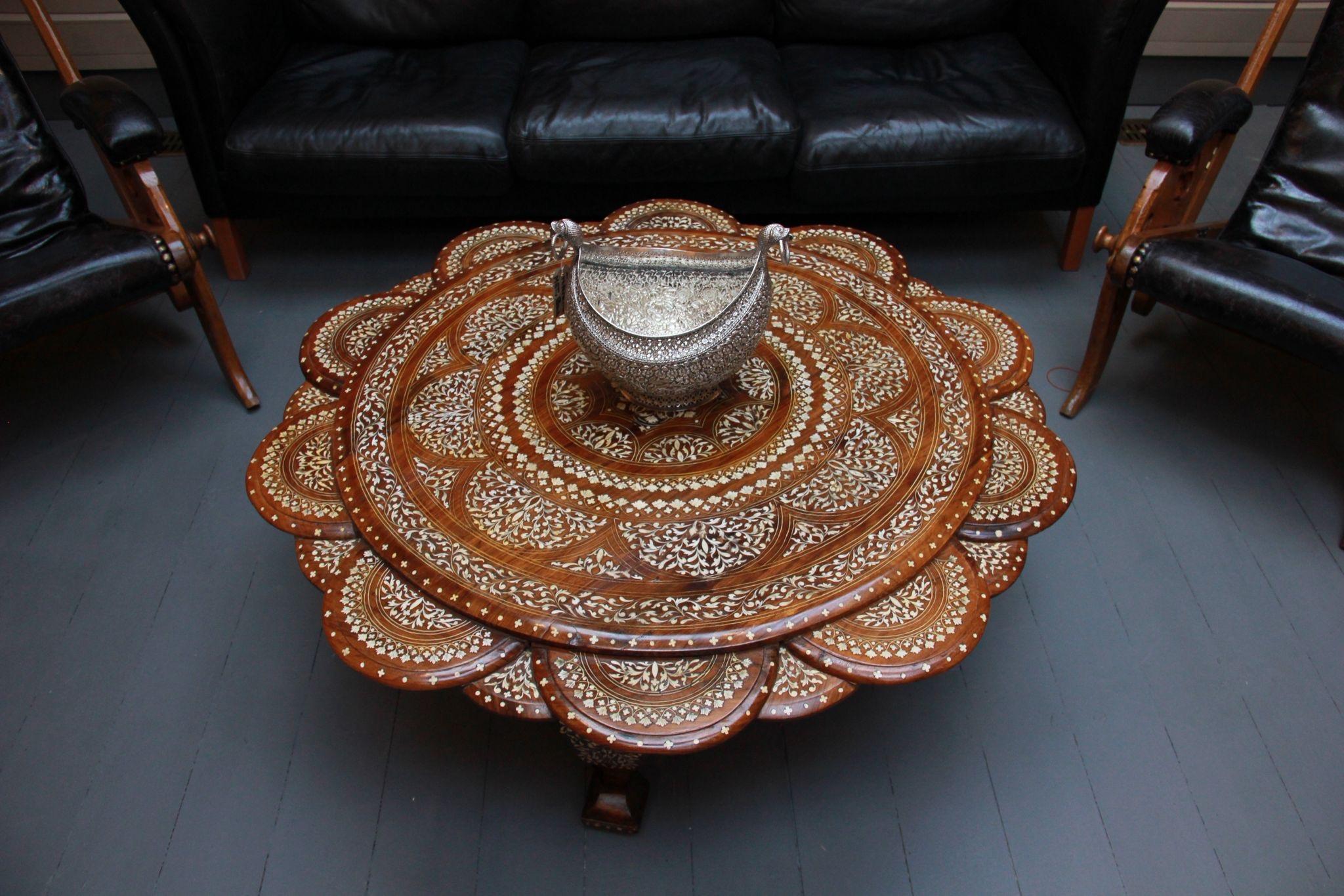 Anglo-indien Table basse anglo-indienne en bois dur et incrustation d'os en vente