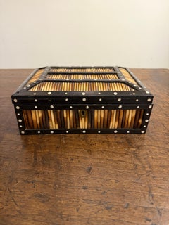 Rechteckige Dose aus Stachelschweinkiel und Knochen, 20. Jahrhundert