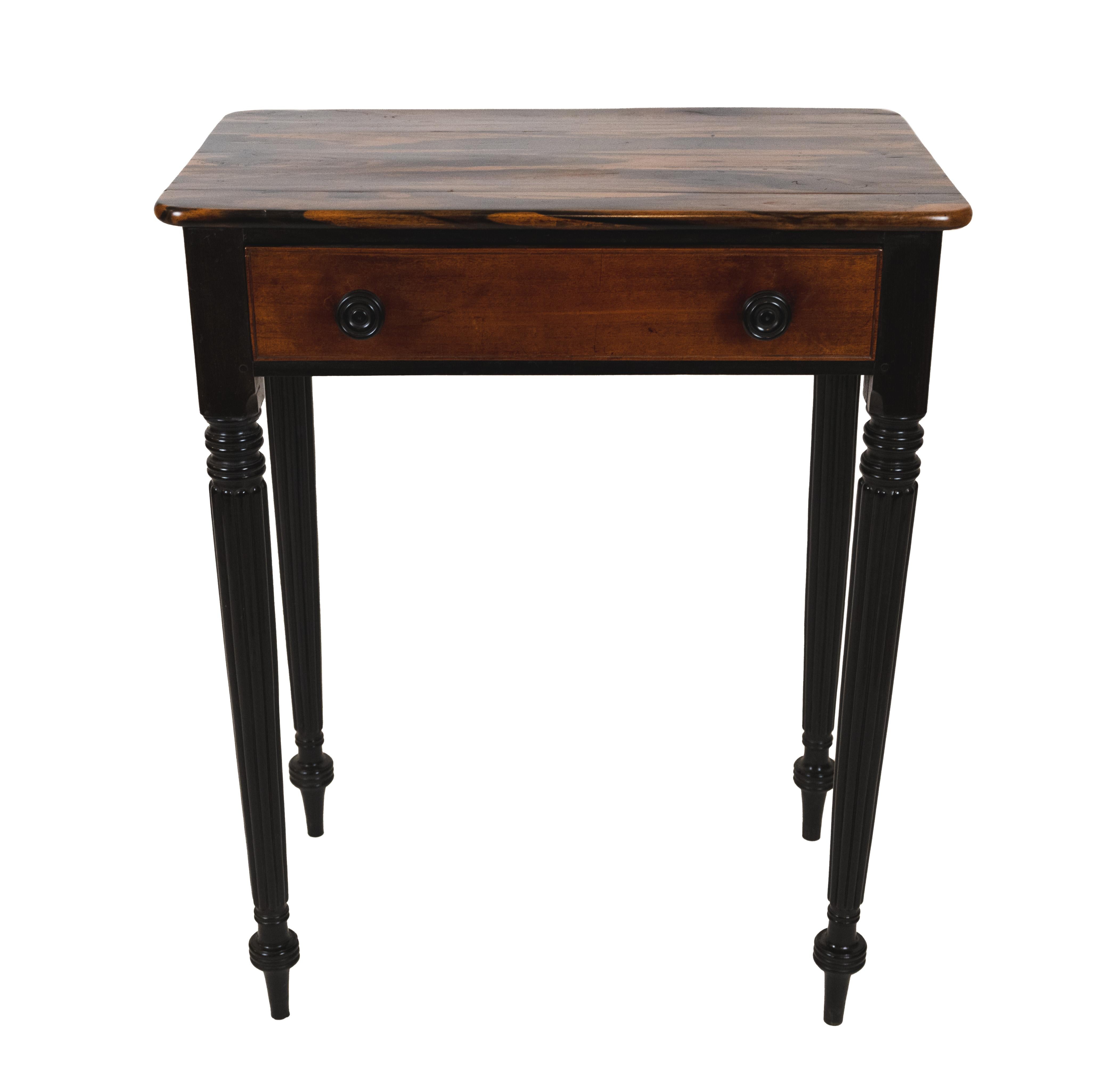 Ébénisé Table d'appoint anglo-indienne avec plateau en bois de rose hautement figuré en vente