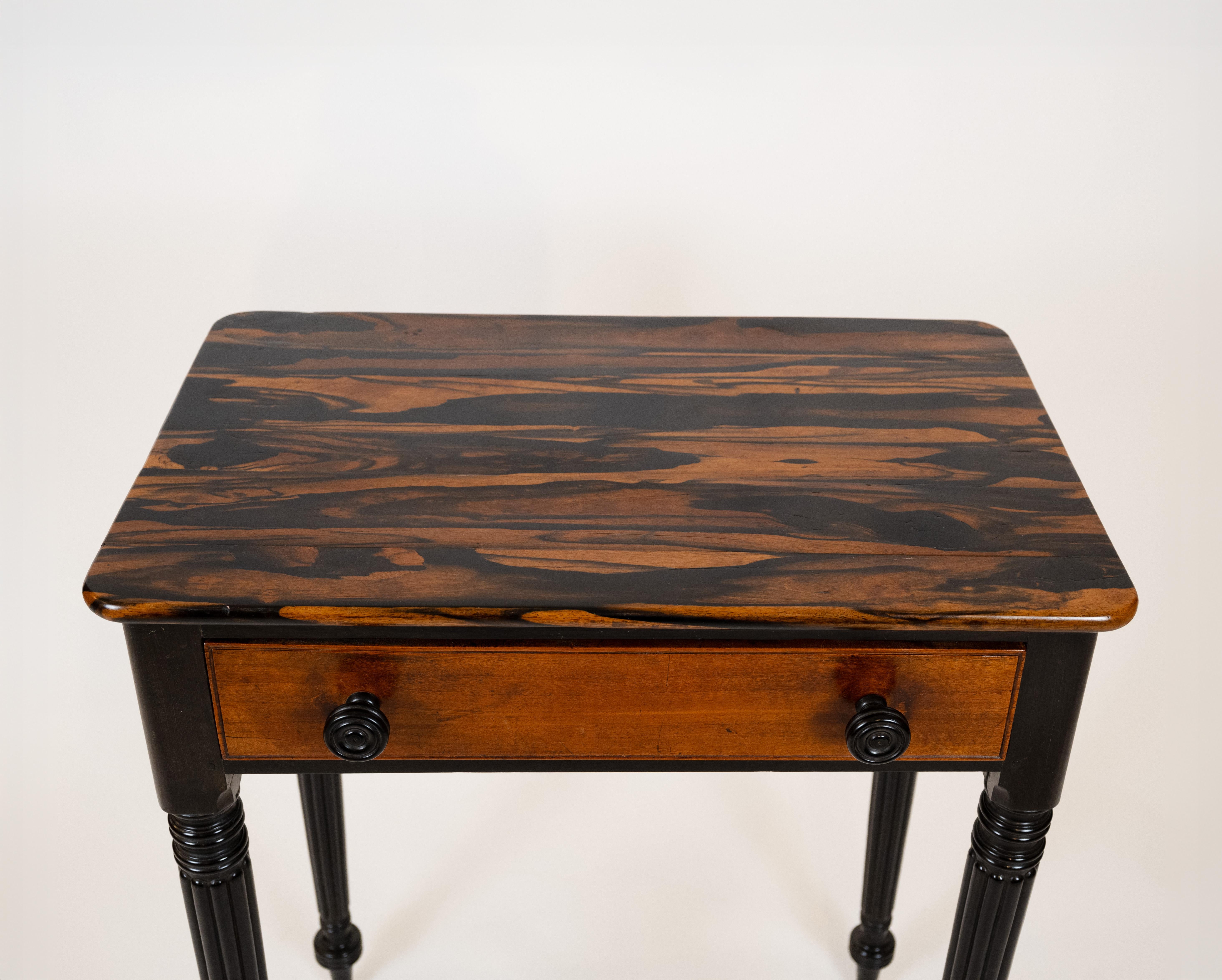 Table d'appoint anglo-indienne avec plateau en bois de rose hautement figuré Bon état - En vente à New York, NY