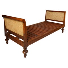 Ein Twin-Bett aus Teakholz und Schilfrohr im anglo-indischen Stil