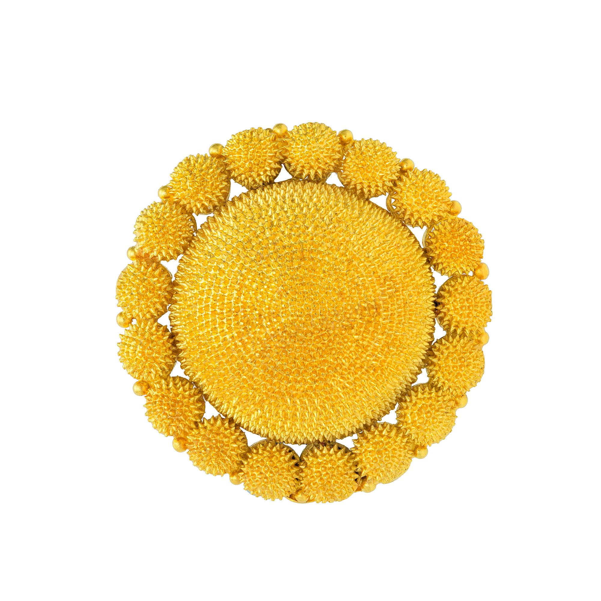 Eine anglo-indische Demi-Parure aus Gelbgold mit feiner Kegelarbeit, bestehend aus einer Brosche und einem Paar tropfenförmiger Ohrringe. Die kreisförmige Brosche hat eine zentrale Kuppel, die von siebzehn Halbkugeln und Perlenverzierungen umgeben