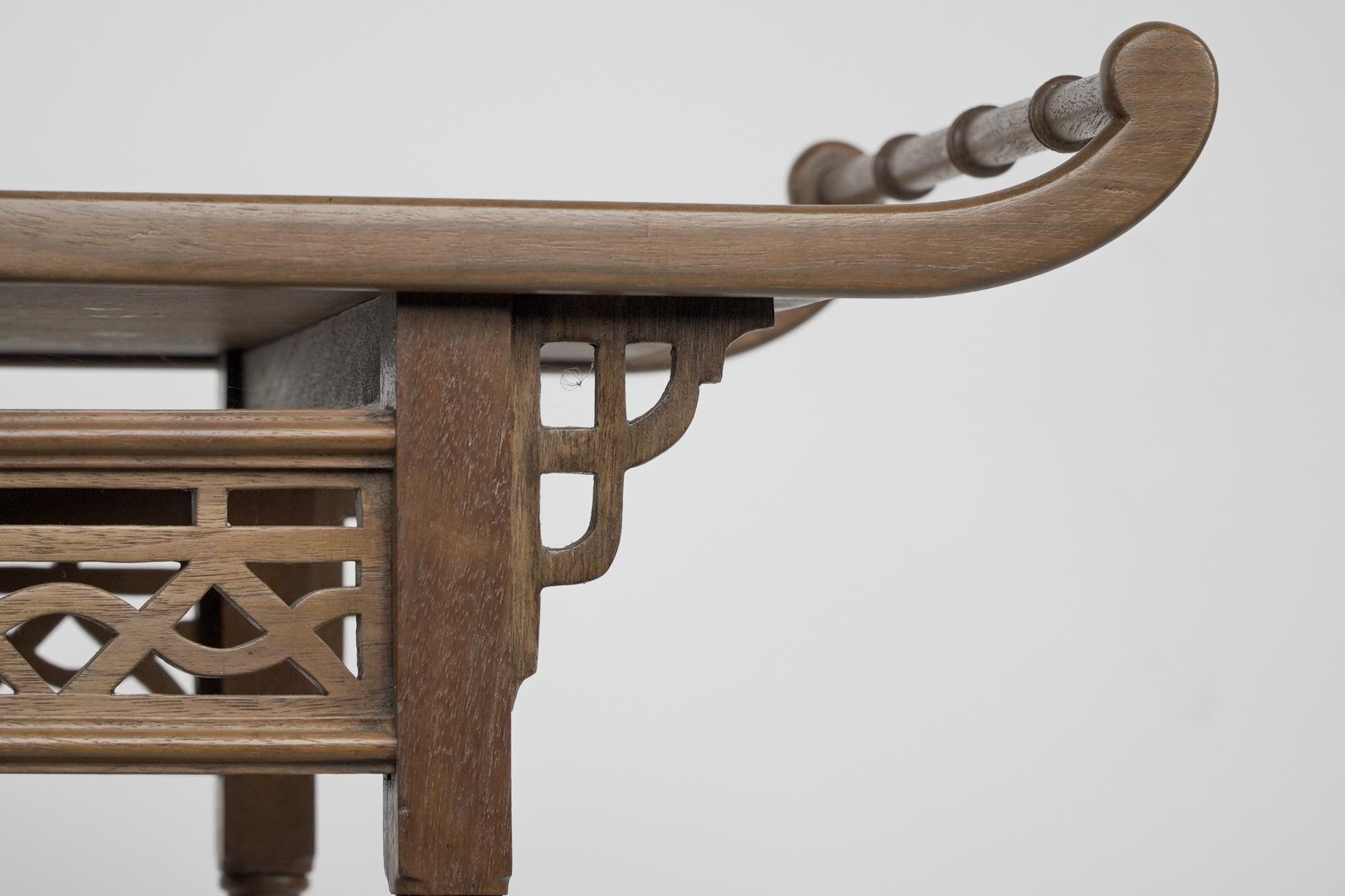 Table d'appoint anglo-japonaise en bois de hêtre avec chantours et rails tournés de style pagode en vente 5