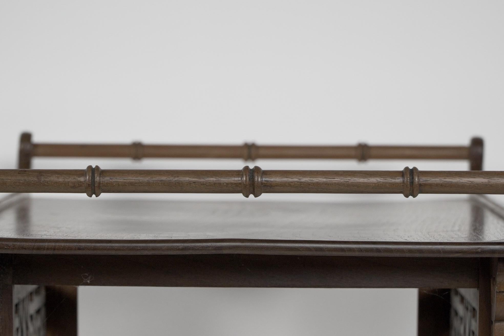 Table d'appoint anglo-japonaise en bois de hêtre avec chantours et rails tournés de style pagode en vente 1