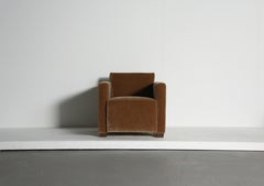 Una poltrona angolare, rivestita in puro mohair