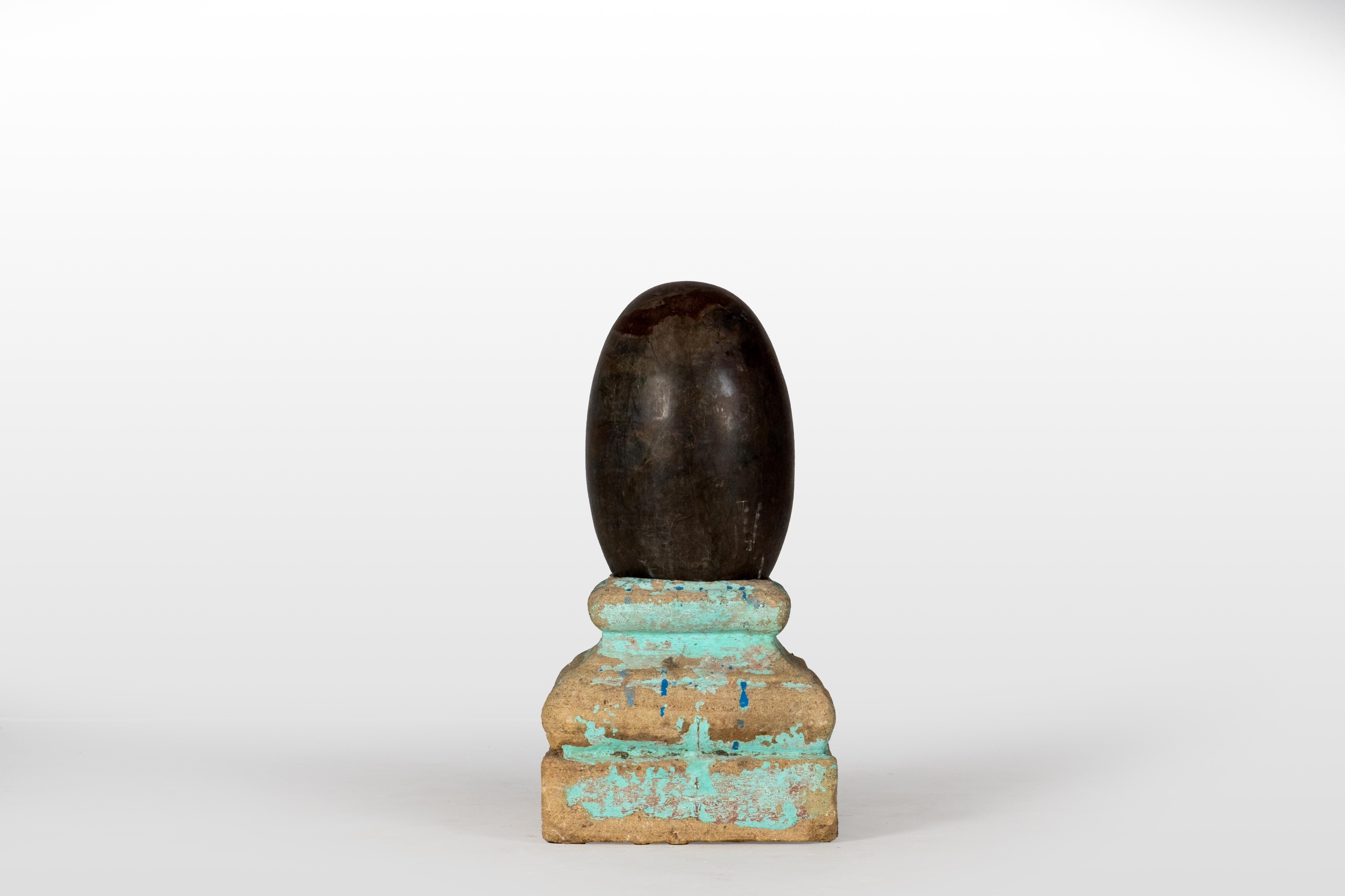 Un Lingam aniconico su una base di pietra in vendita 5