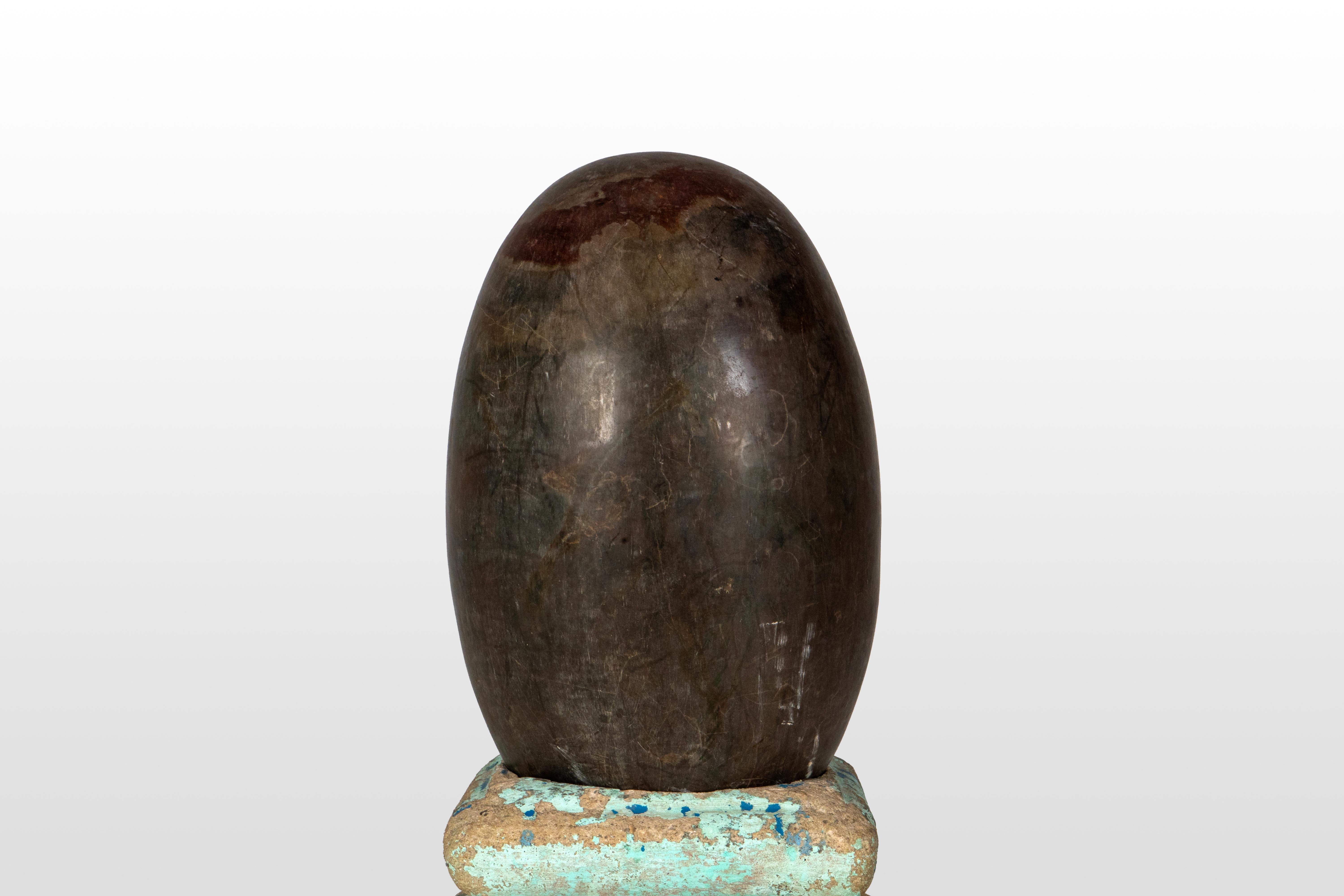 Un Lingam aniconico su una base di pietra in vendita 6