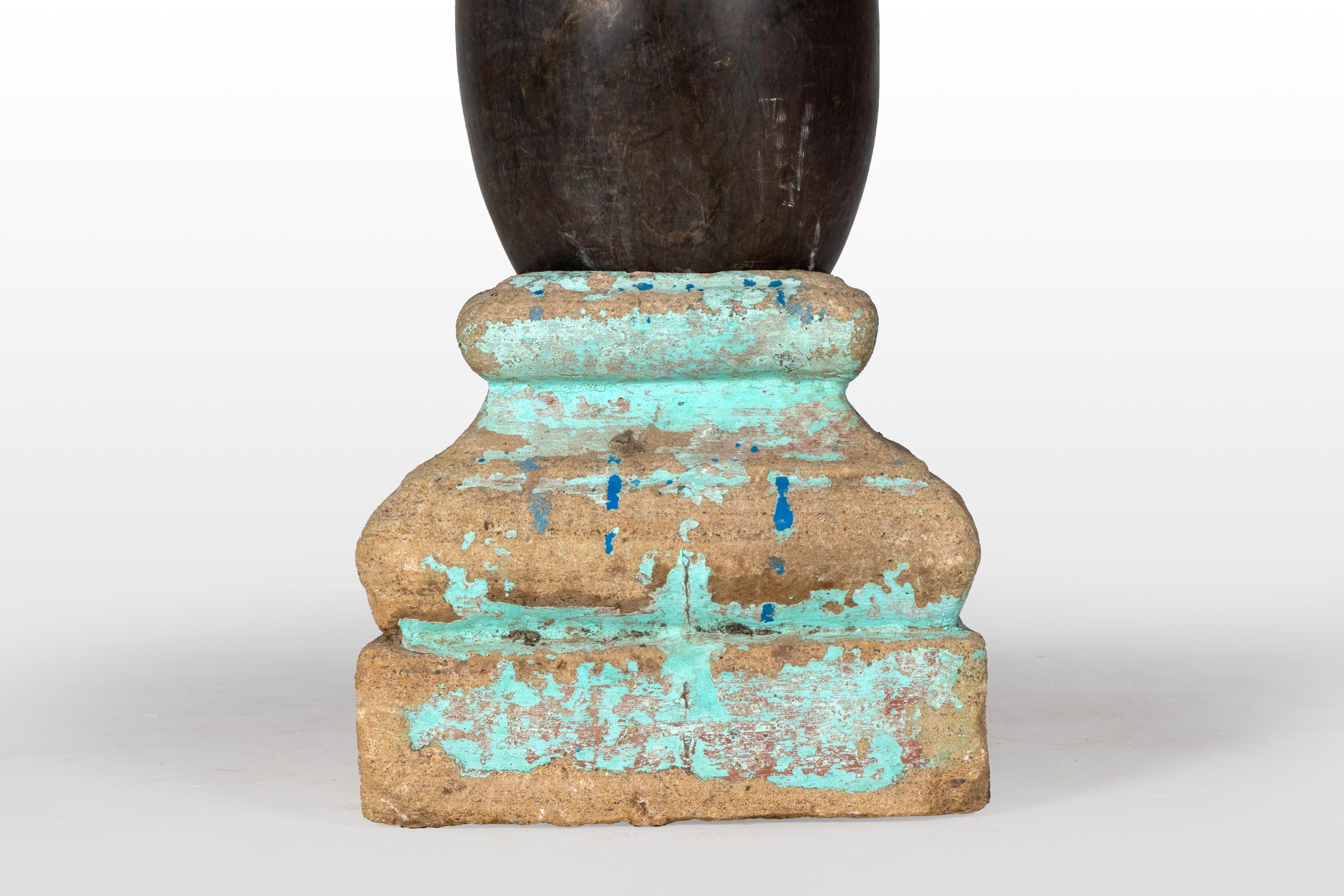 Un Lingam aniconico su una base di pietra in vendita 7
