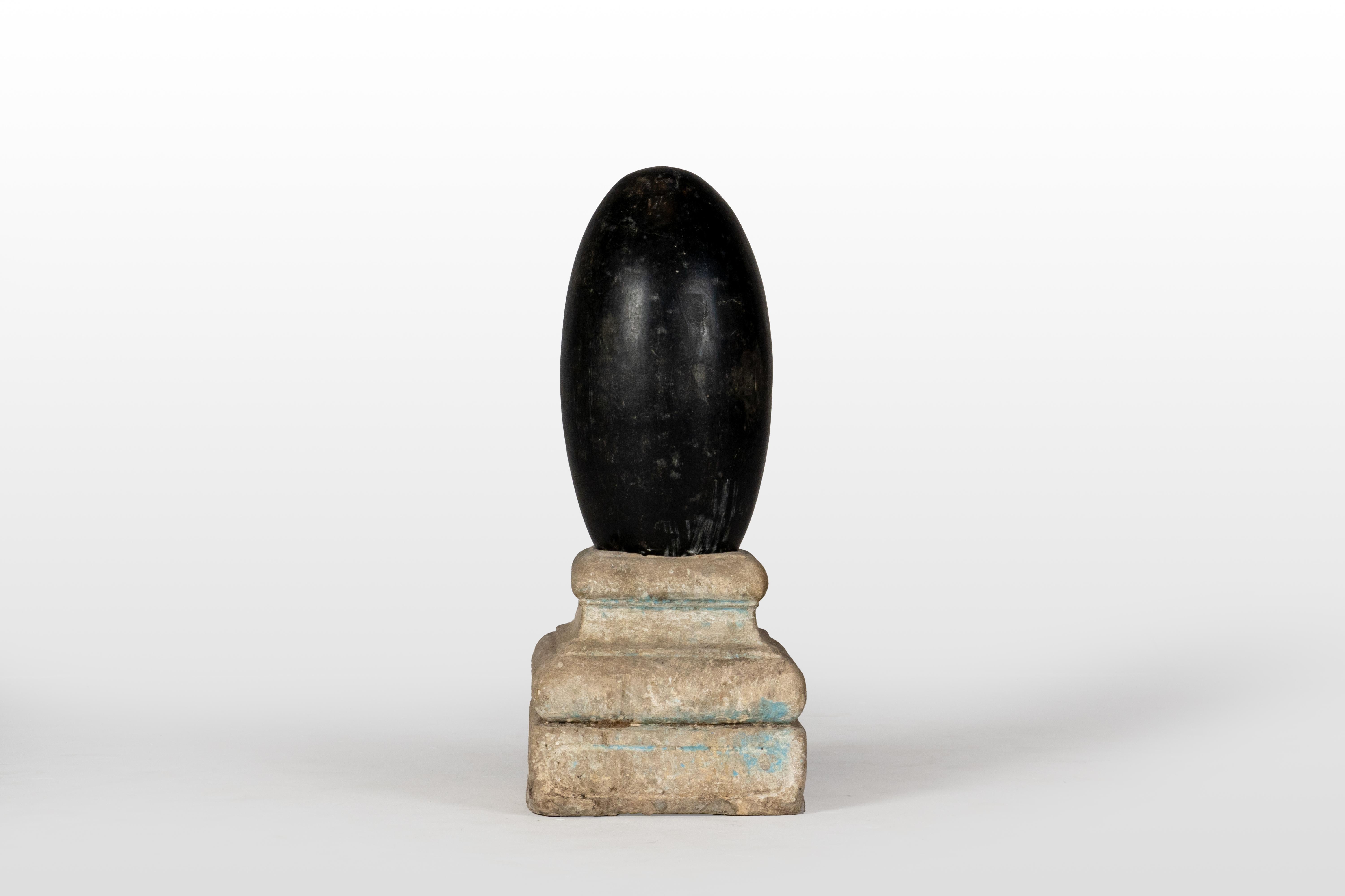 Queste pietre di granito del fiume sono rappresentazioni dello Shiva Lingam, che simboleggia il dio indù Shiva nello Shaivismo. Sono considerati emblemi del potere generativo e distruttivo. Pur essendo radicato nelle rappresentazioni dell'organo