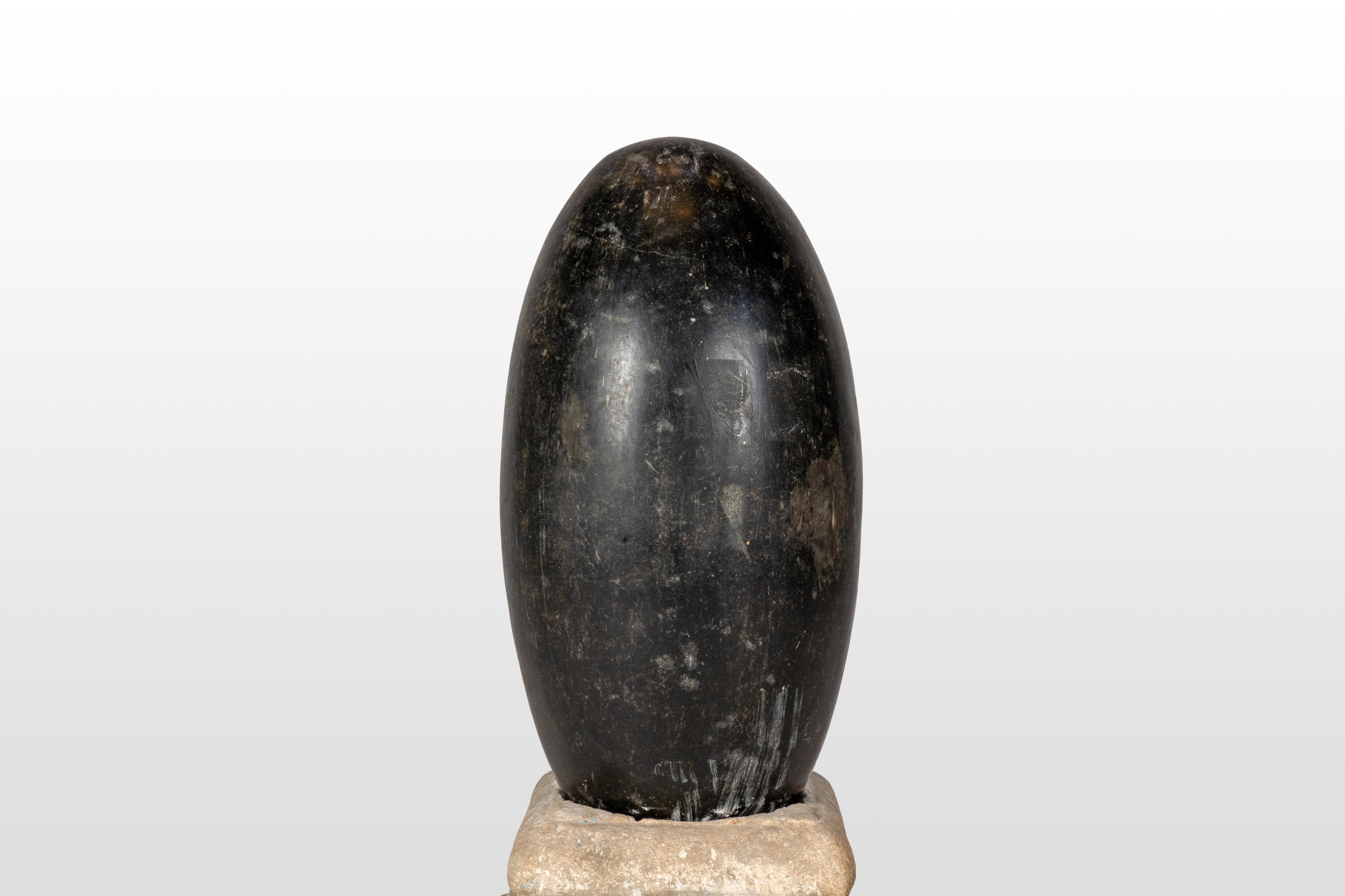 Indiano Un Lingam aniconico su una base di pietra in vendita