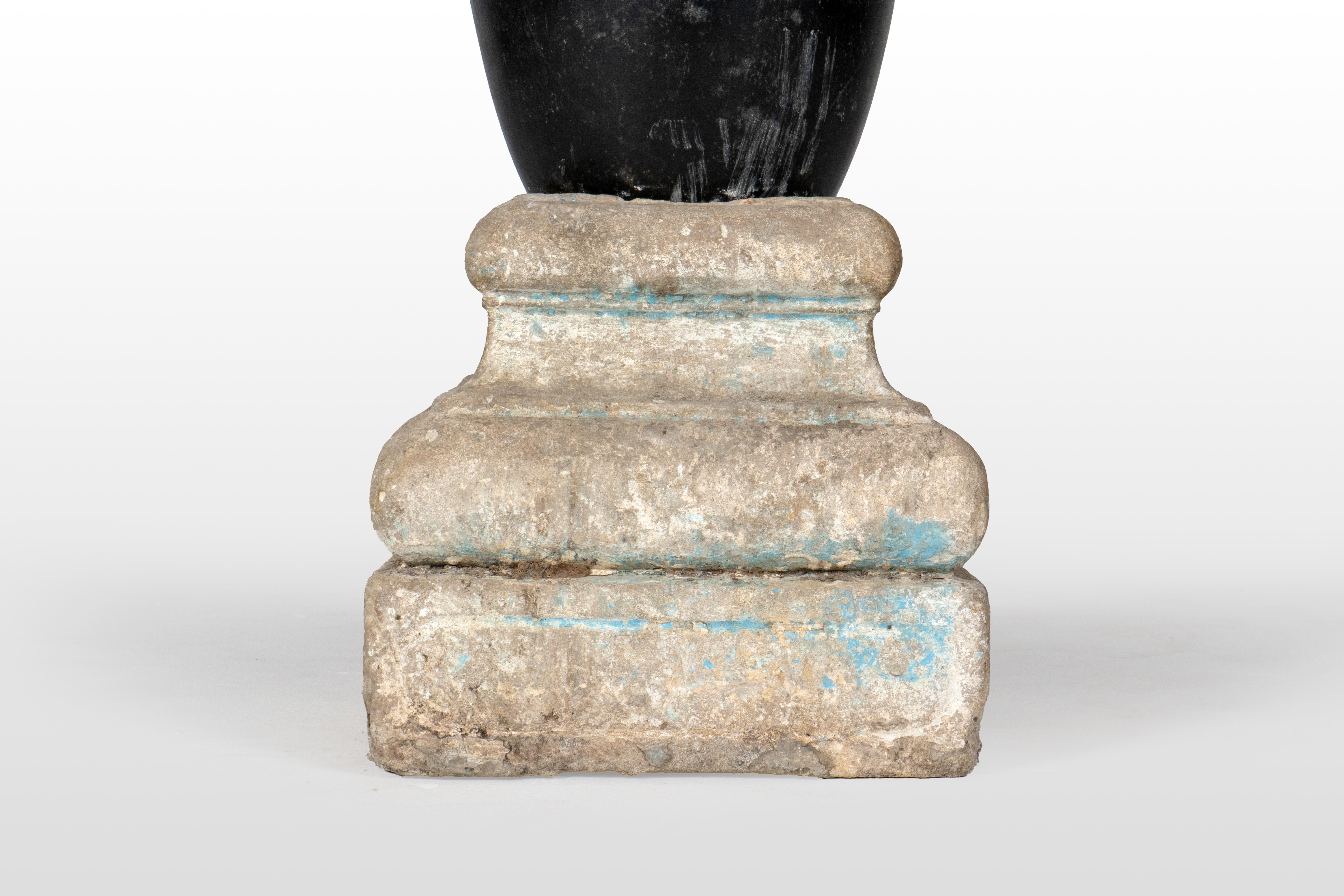 Un Lingam aniconico su una base di pietra In condizioni buone in vendita a Chicago, IL
