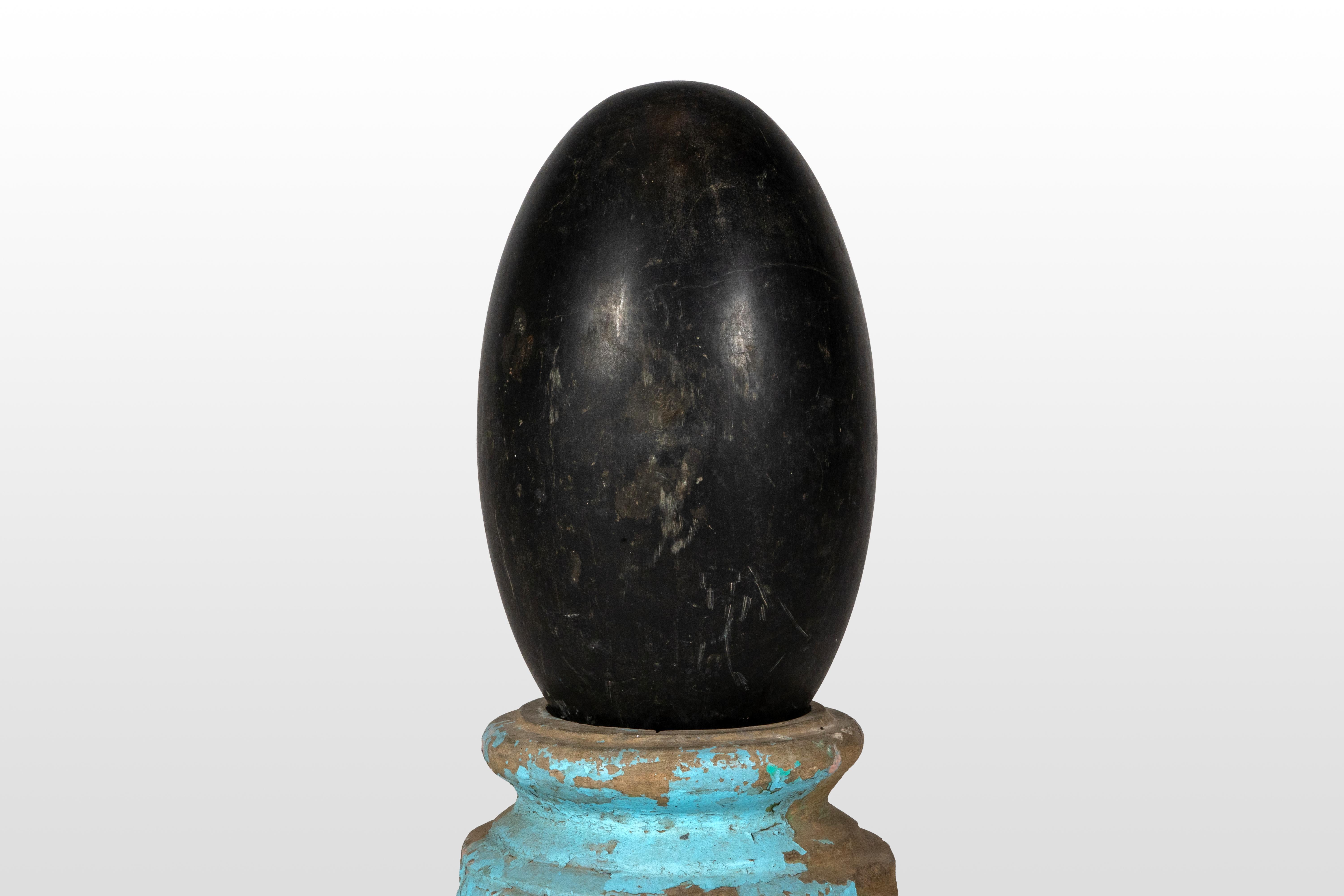 Granito Un Lingam aniconico su una base di pietra in vendita